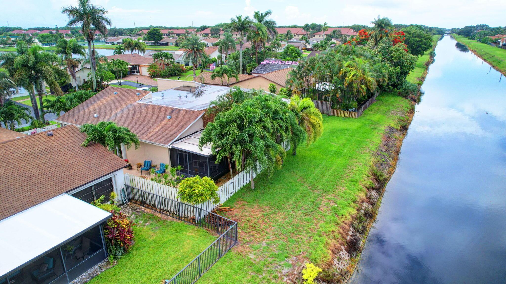 5558 Mirror Lakes Boulevard