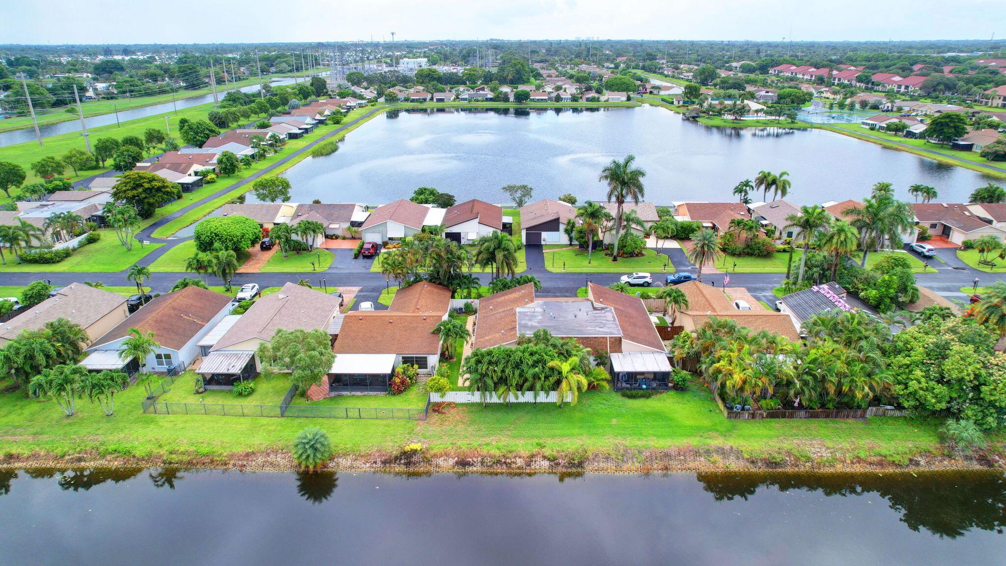 5558 Mirror Lakes Boulevard