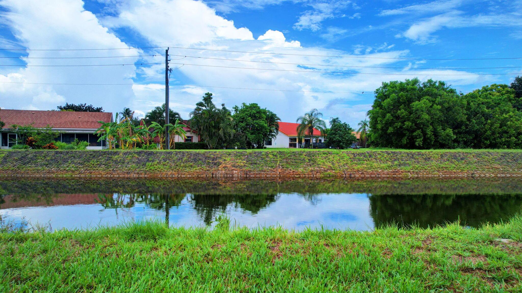 5558 Mirror Lakes Boulevard