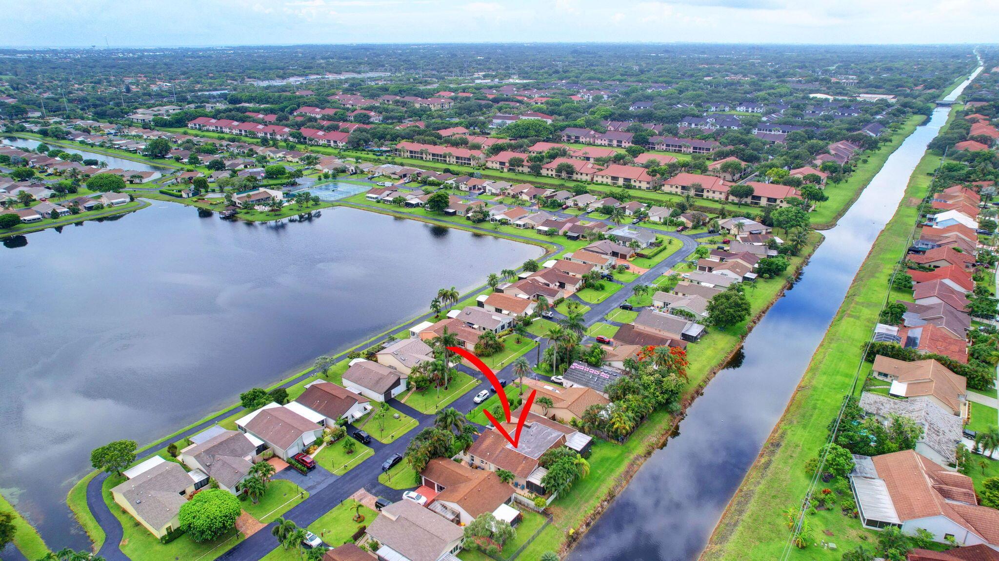 5558 Mirror Lakes Boulevard