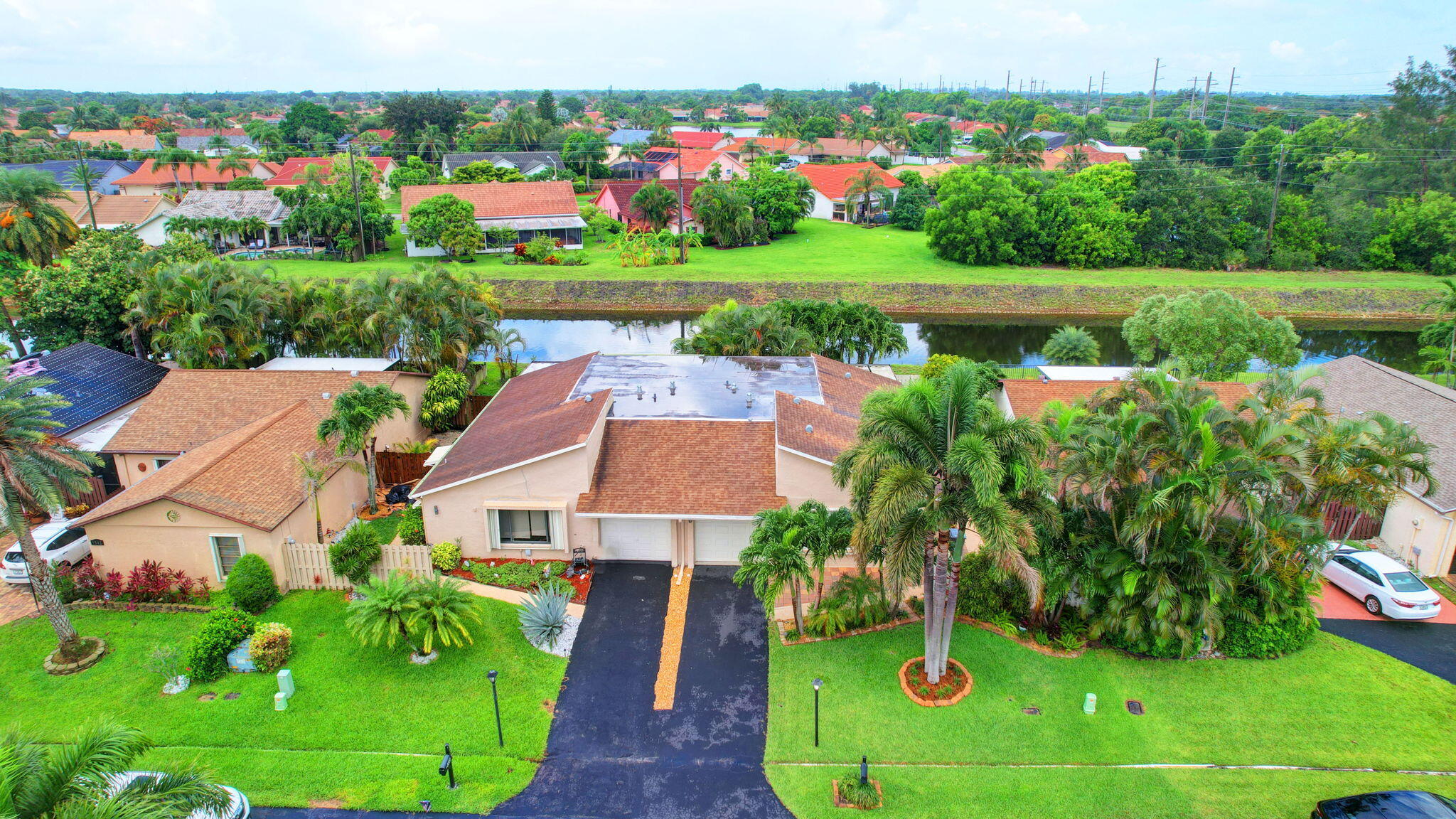 5558 Mirror Lakes Boulevard