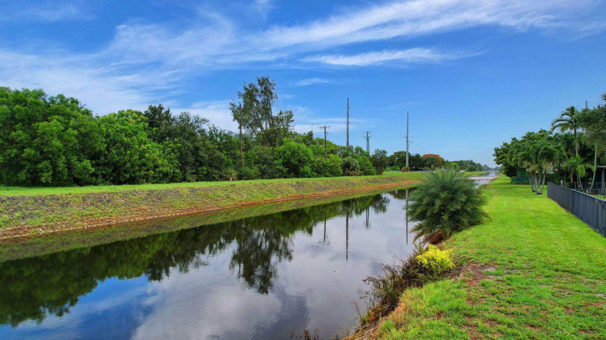 5558 Mirror Lakes Boulevard