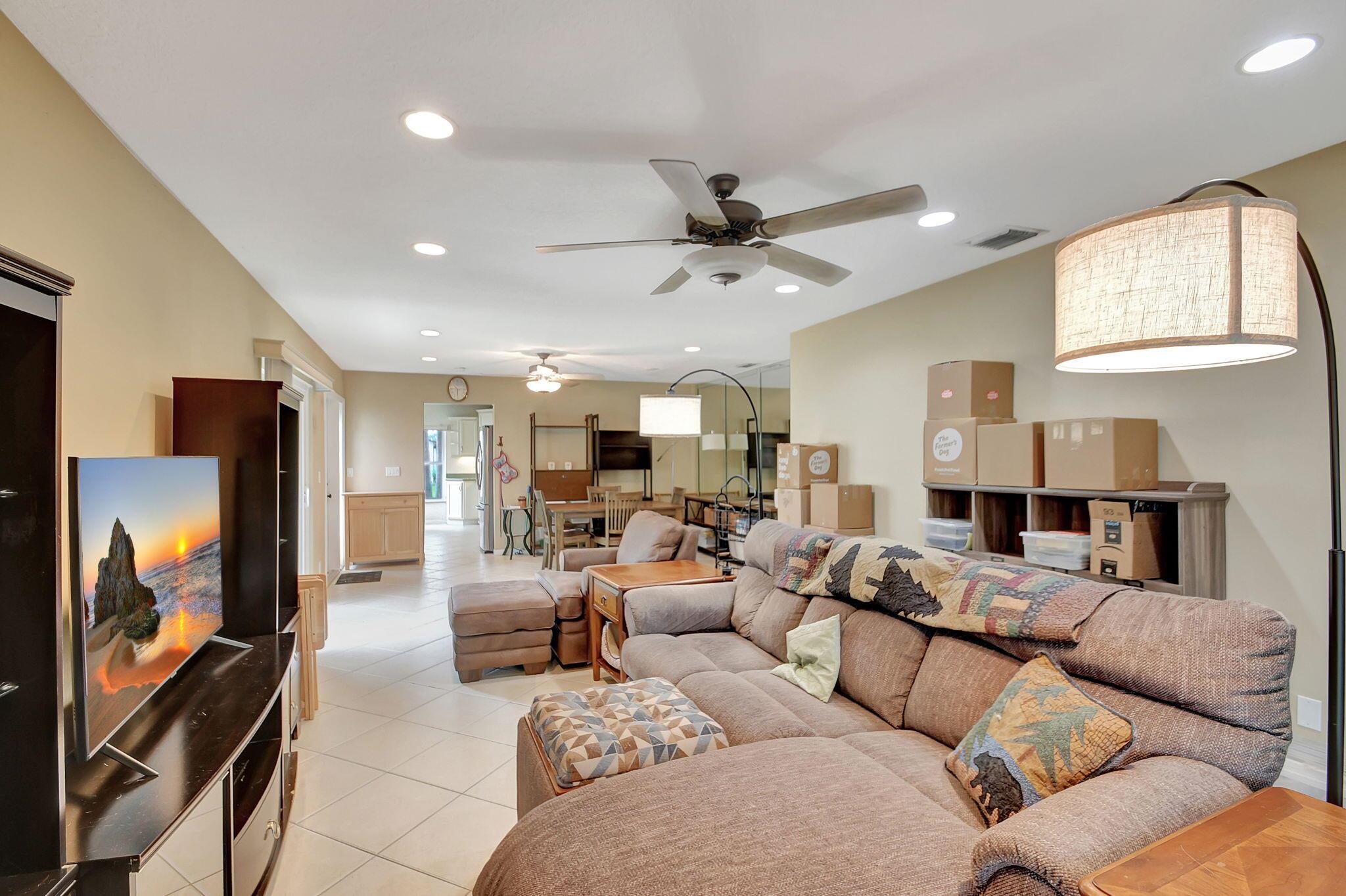 5558 Mirror Lakes Boulevard