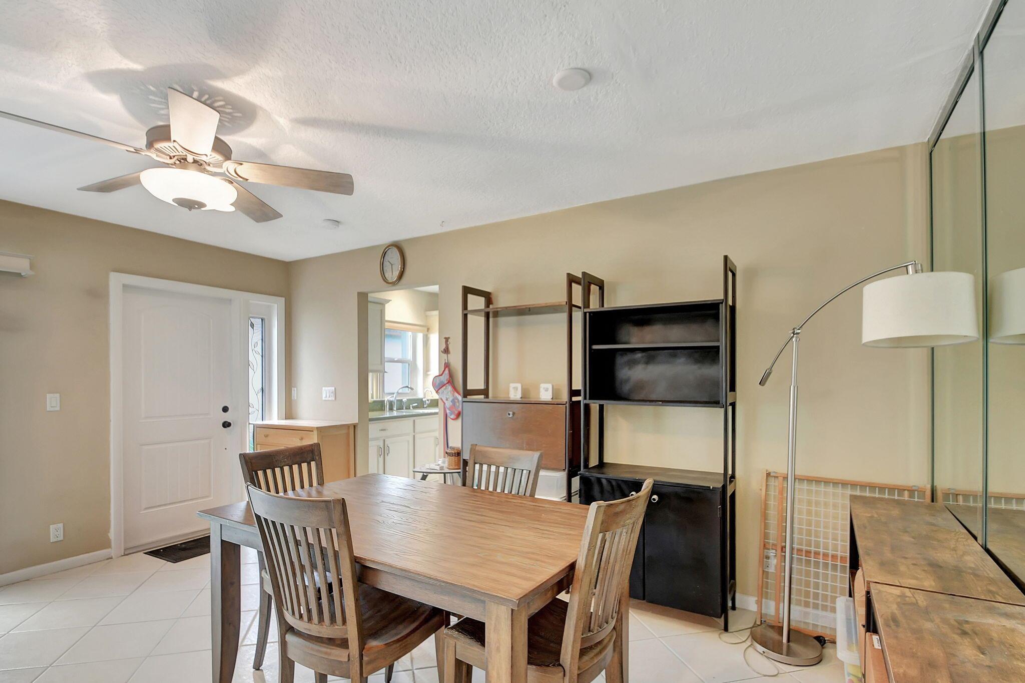 5558 Mirror Lakes Boulevard