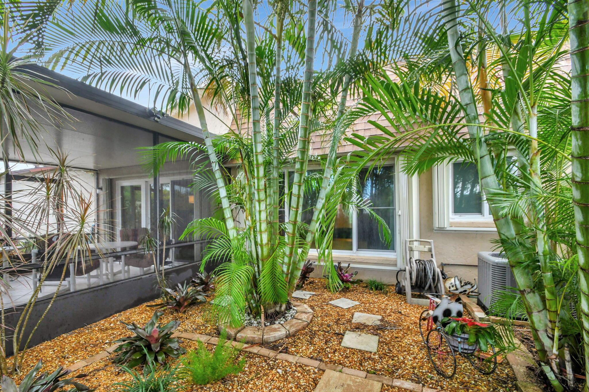 5558 Mirror Lakes Boulevard