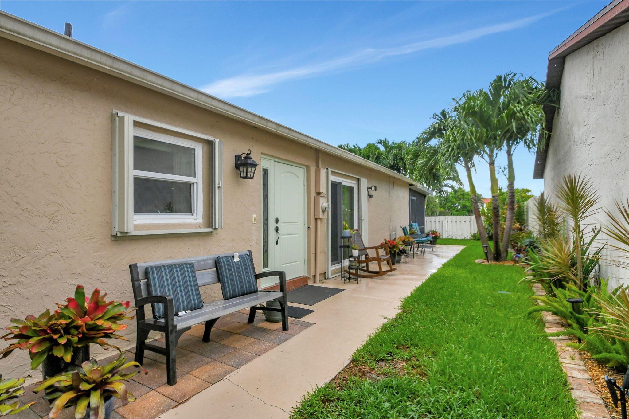 5558 Mirror Lakes Boulevard