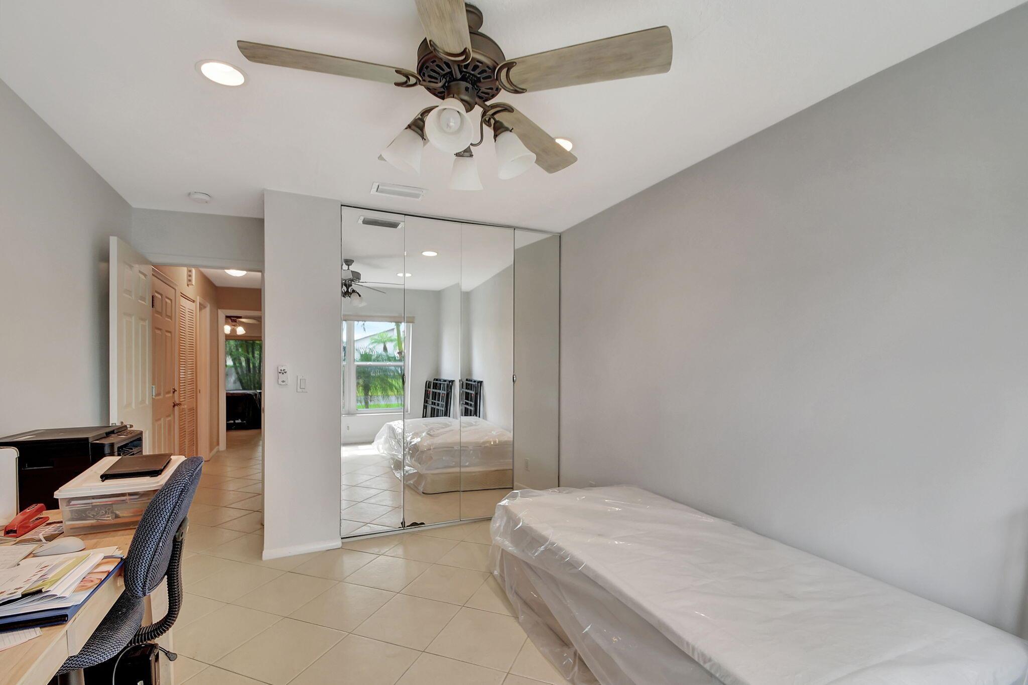 5558 Mirror Lakes Boulevard