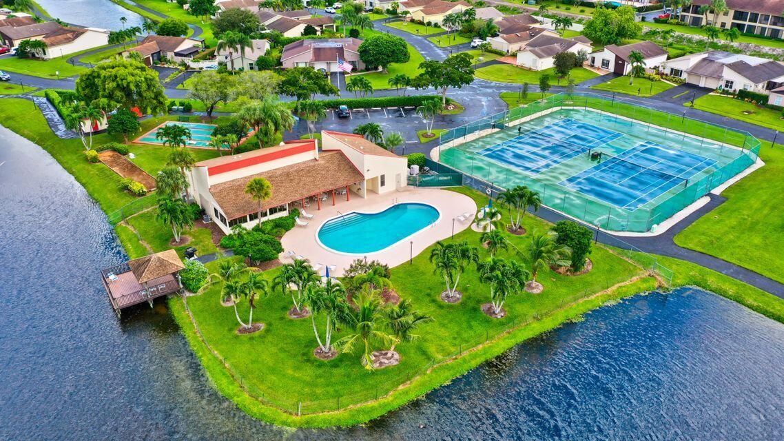 5558 Mirror Lakes Boulevard