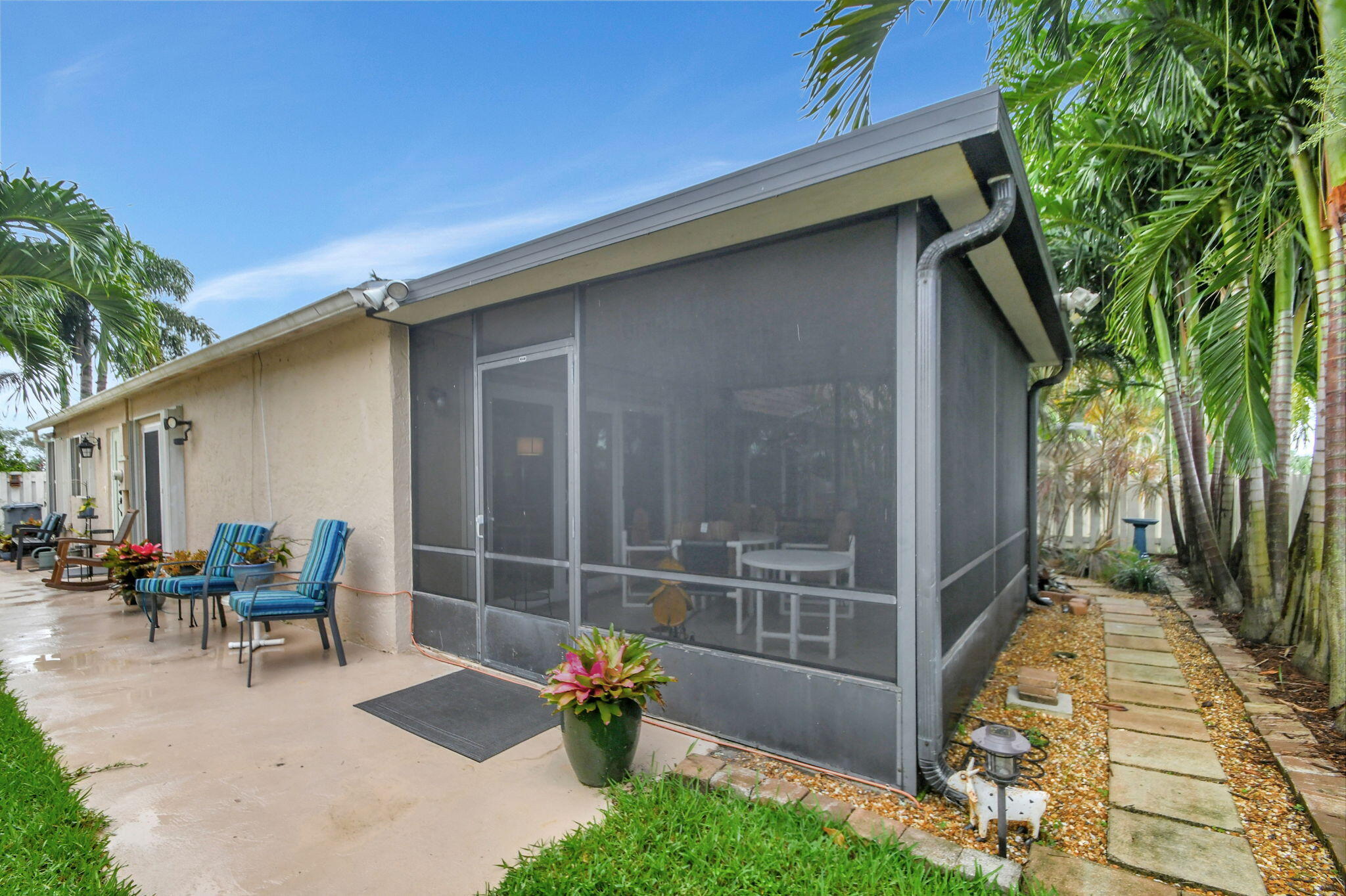 5558 Mirror Lakes Boulevard