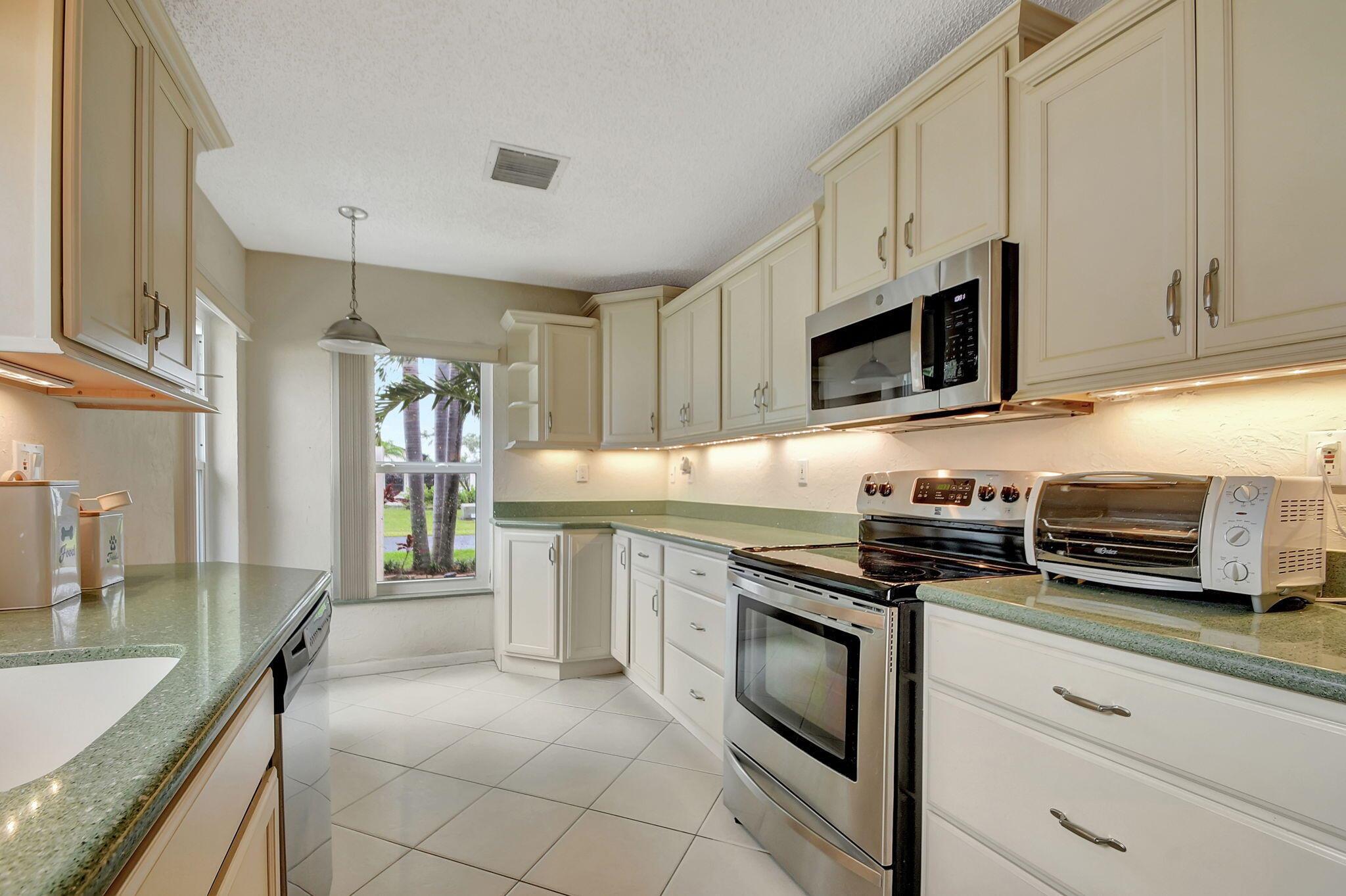 5558 Mirror Lakes Boulevard