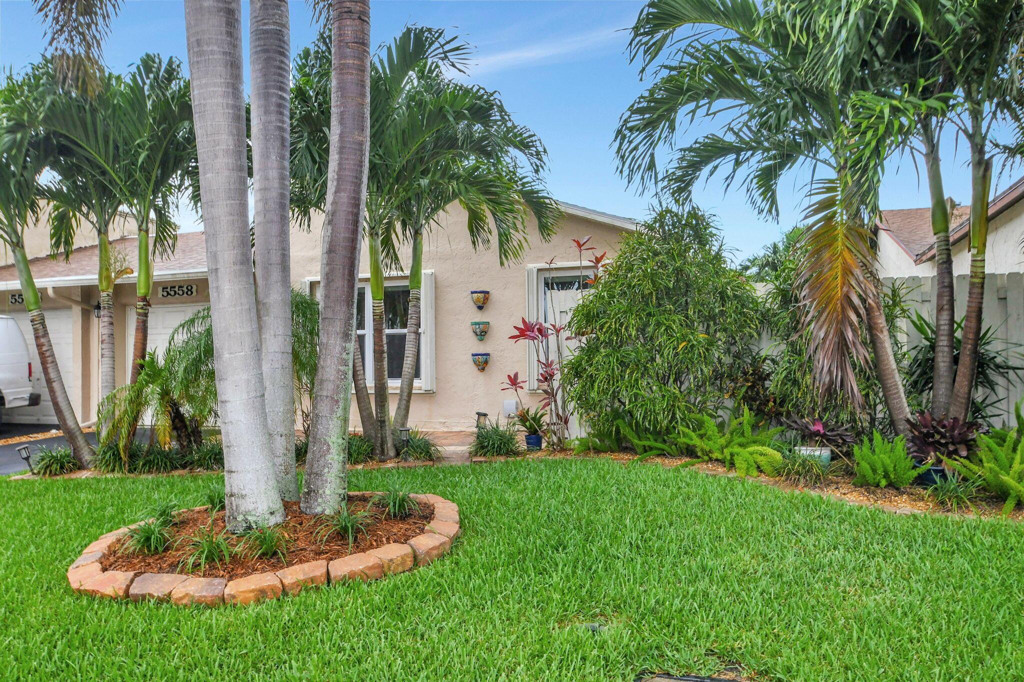 5558 Mirror Lakes Boulevard