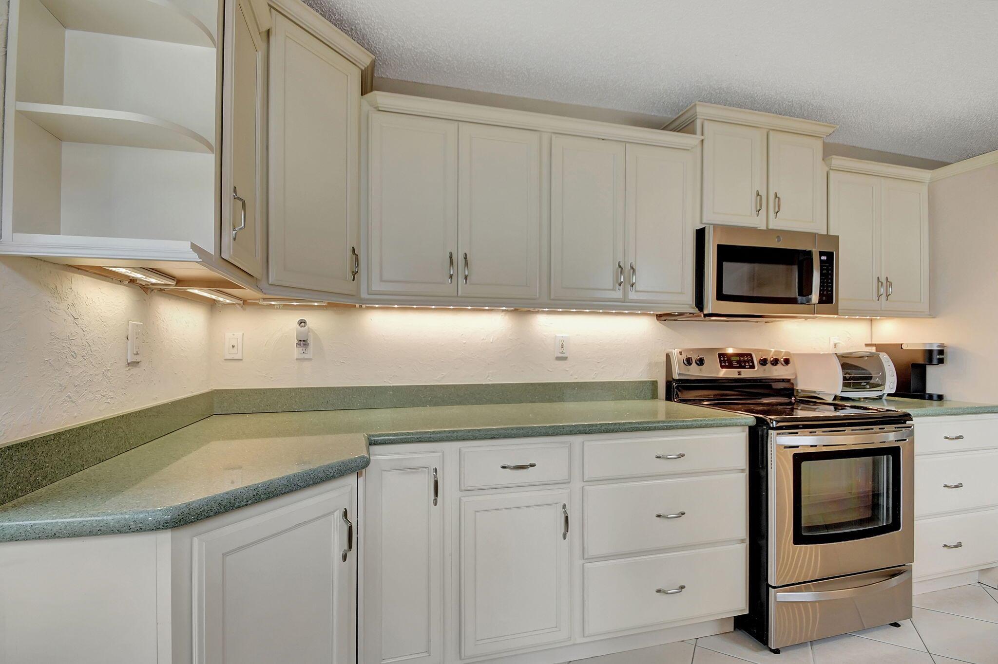 5558 Mirror Lakes Boulevard