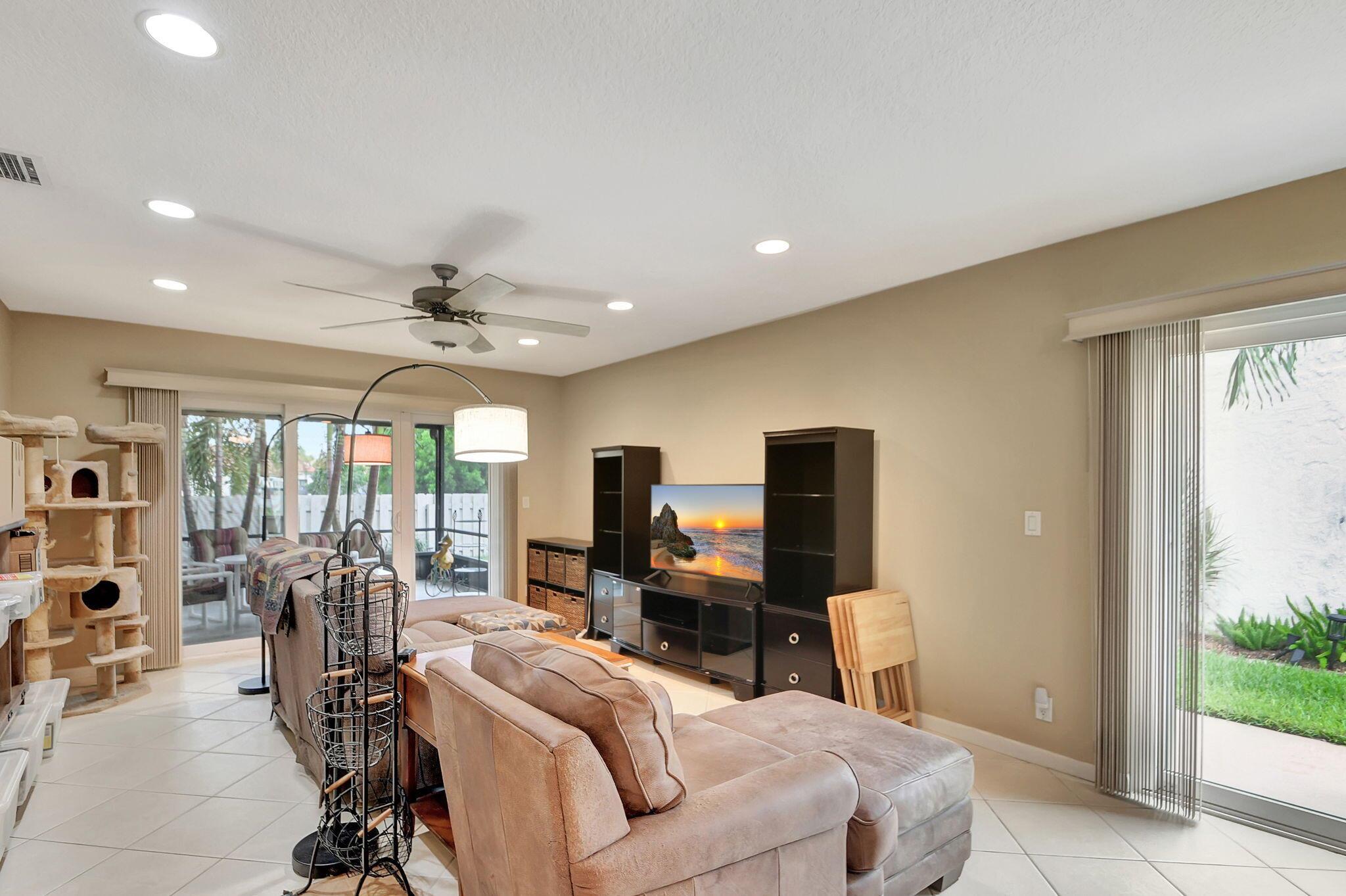 5558 Mirror Lakes Boulevard