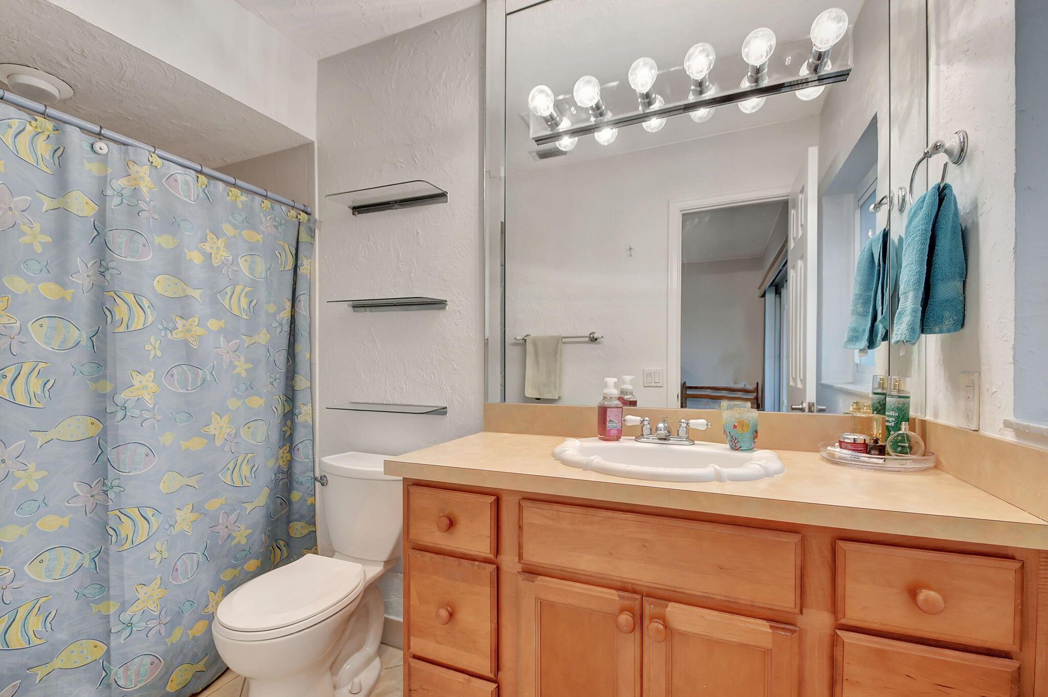 5558 Mirror Lakes Boulevard