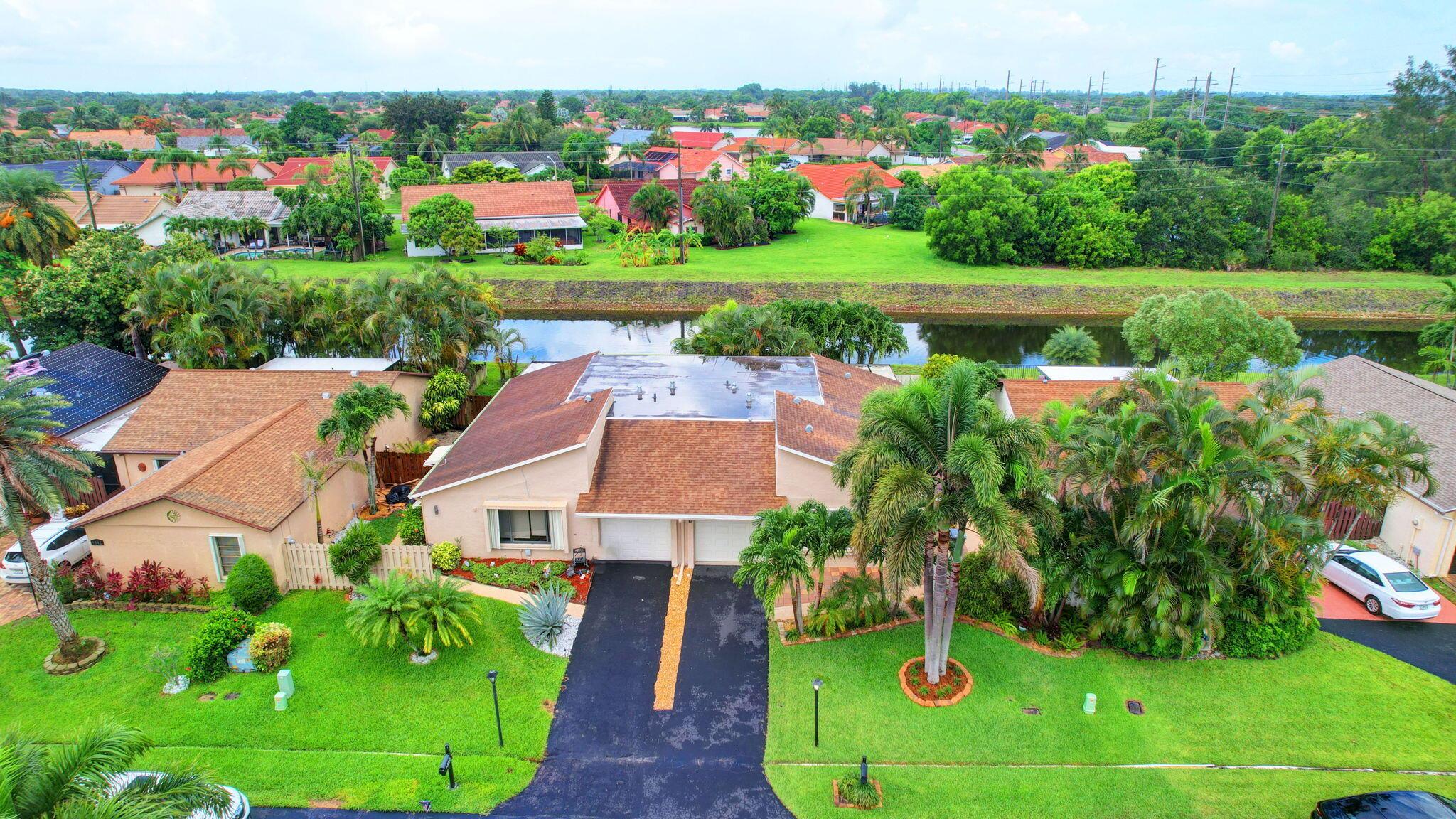 5558 Mirror Lakes Boulevard