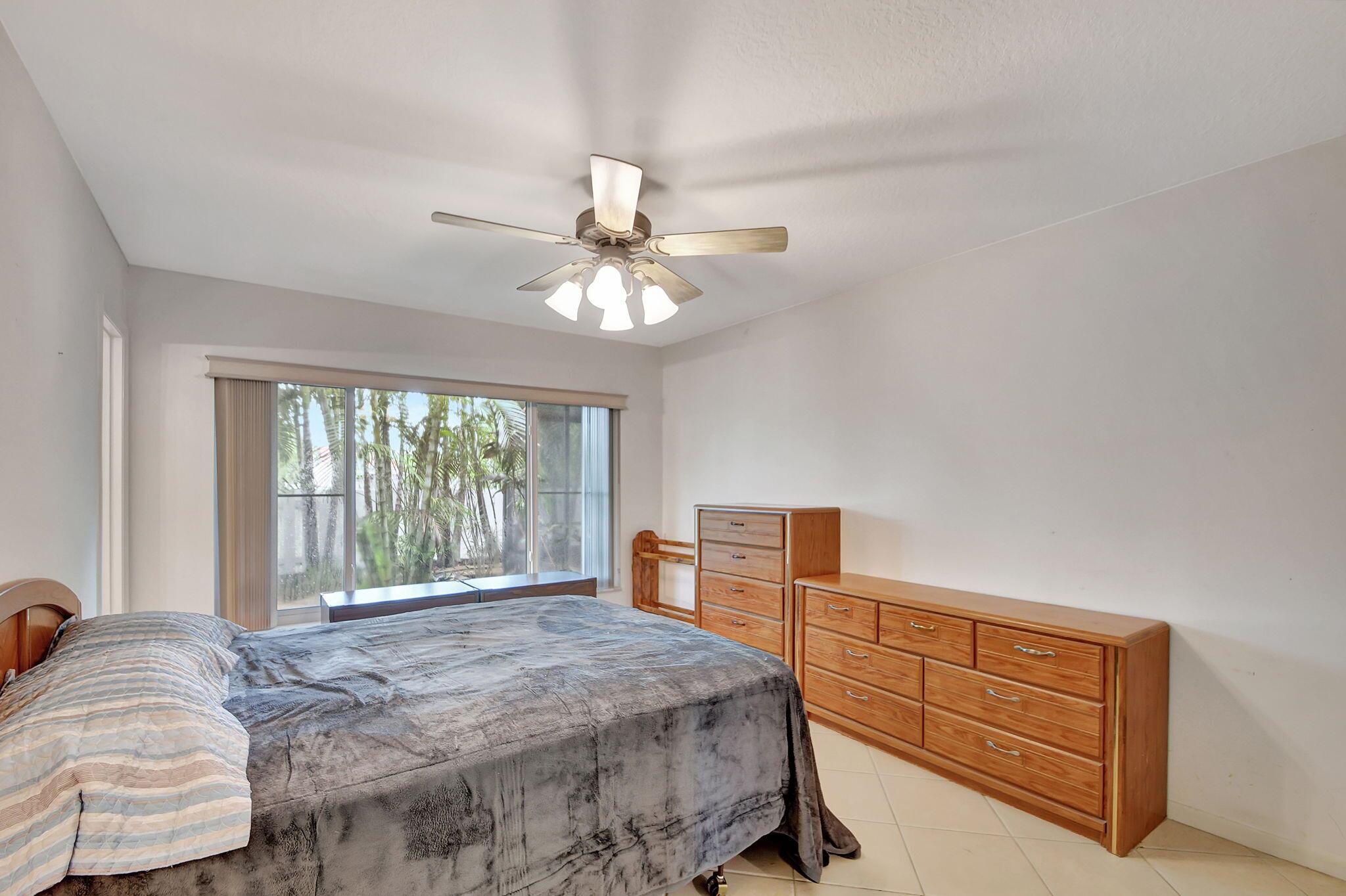 5558 Mirror Lakes Boulevard