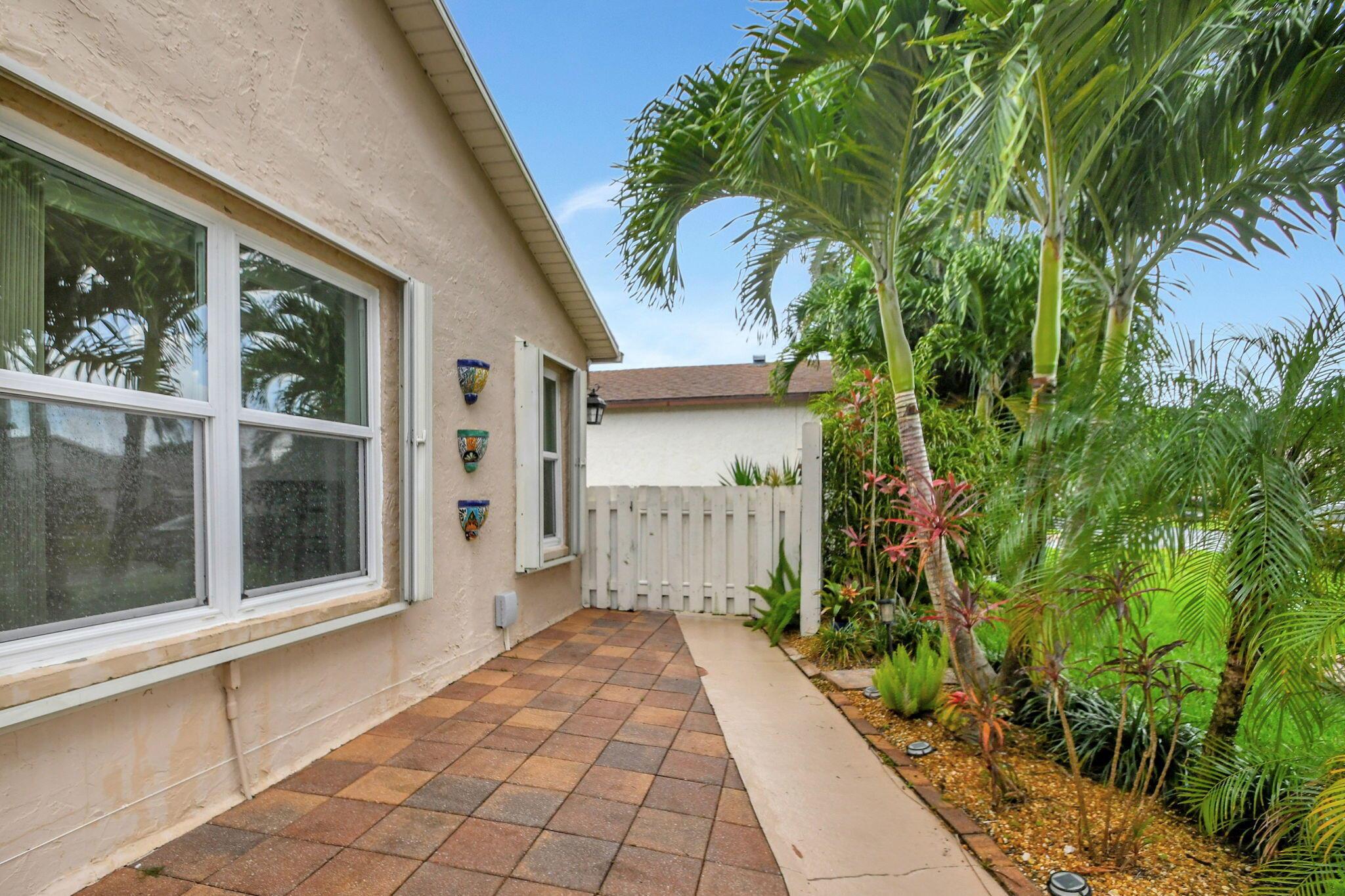 5558 Mirror Lakes Boulevard