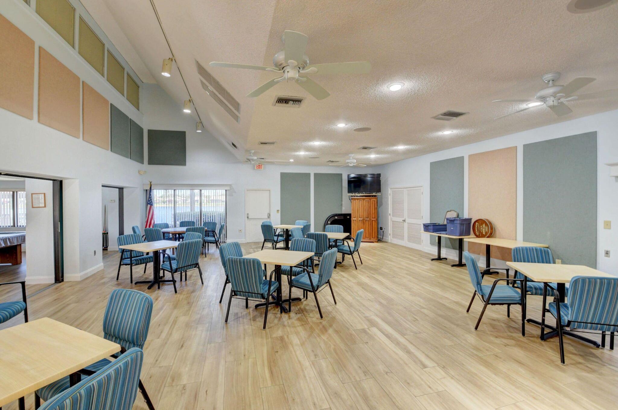 5558 Mirror Lakes Boulevard