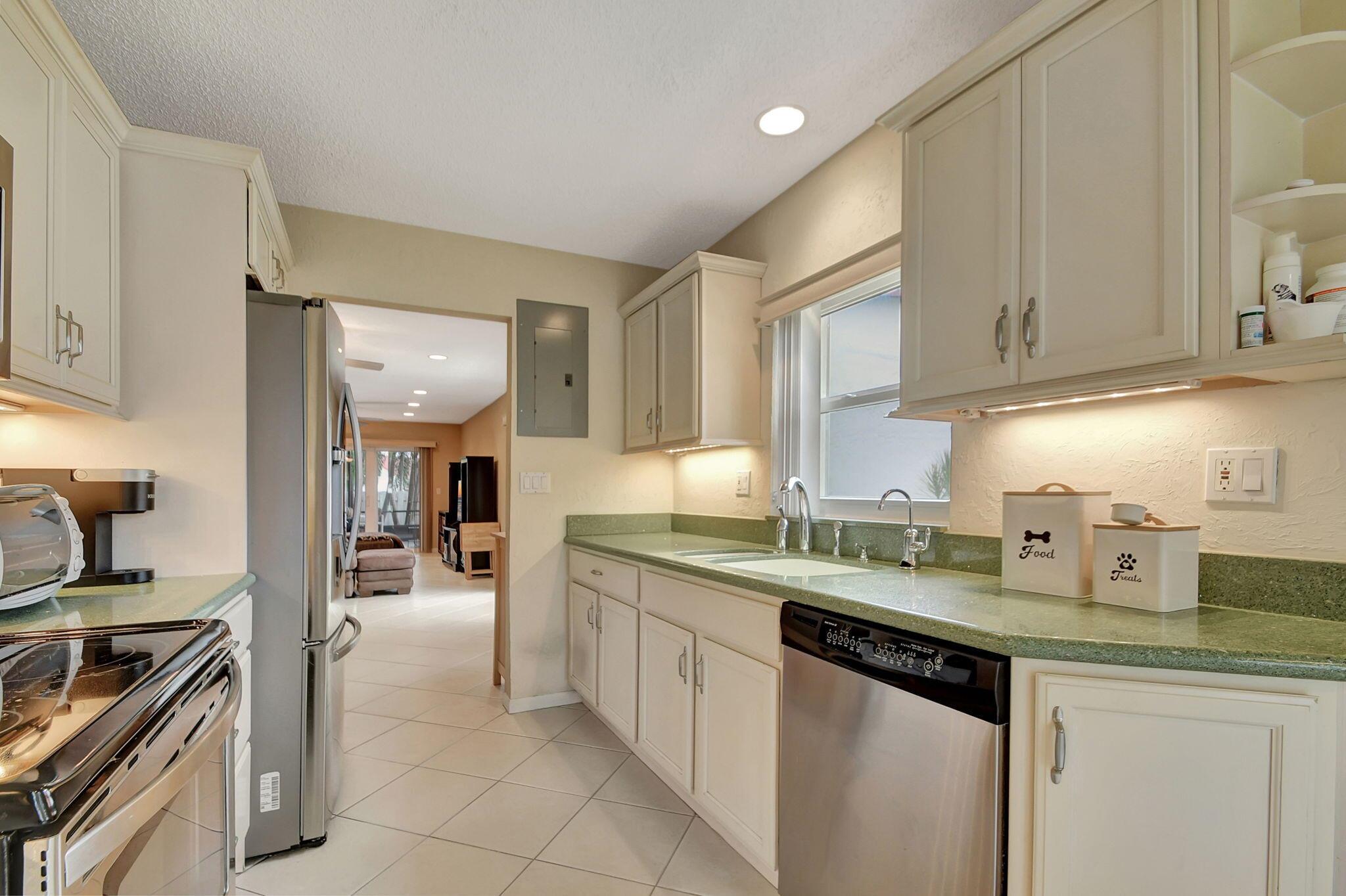 5558 Mirror Lakes Boulevard