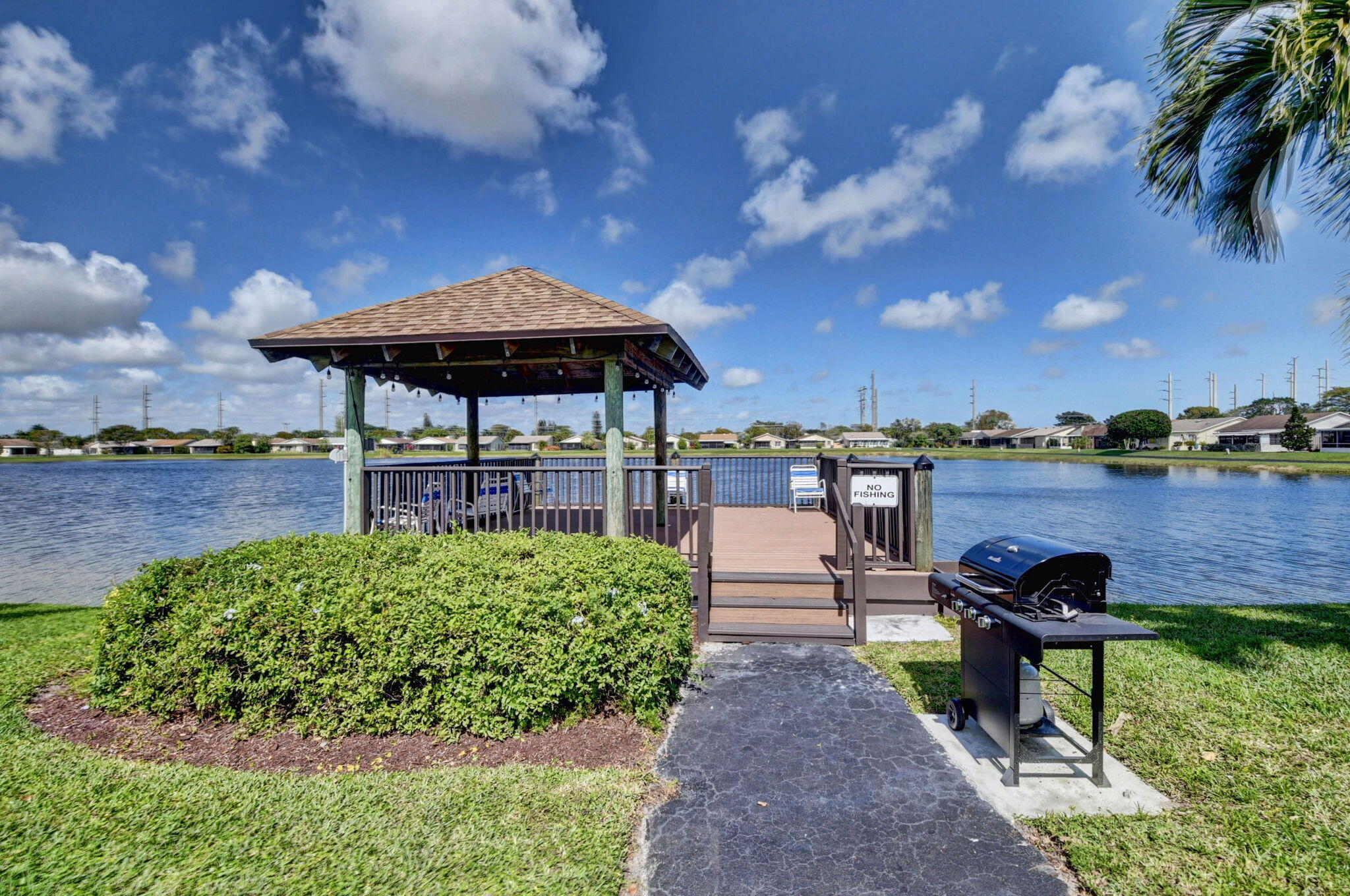 5558 Mirror Lakes Boulevard