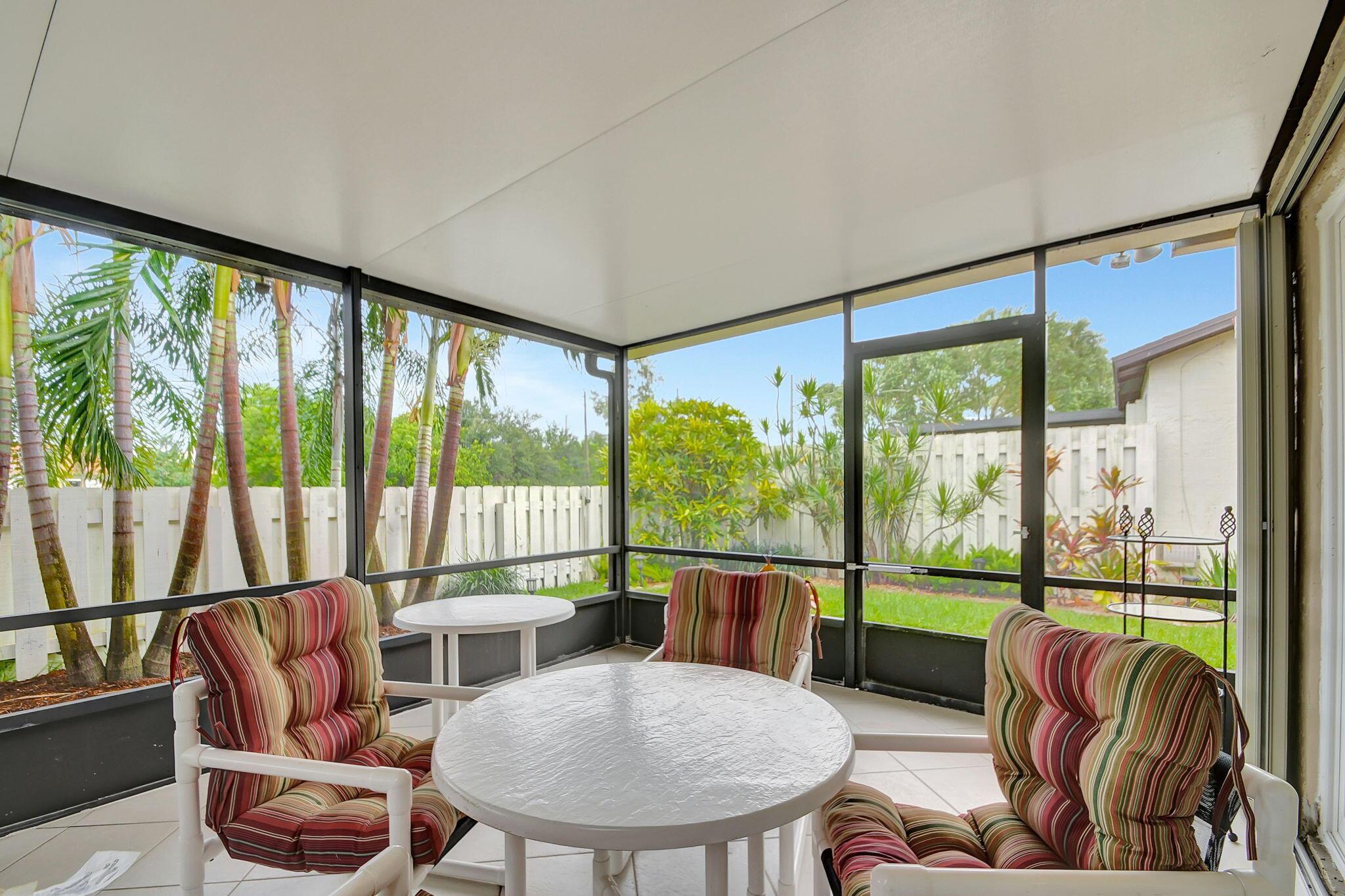 5558 Mirror Lakes Boulevard