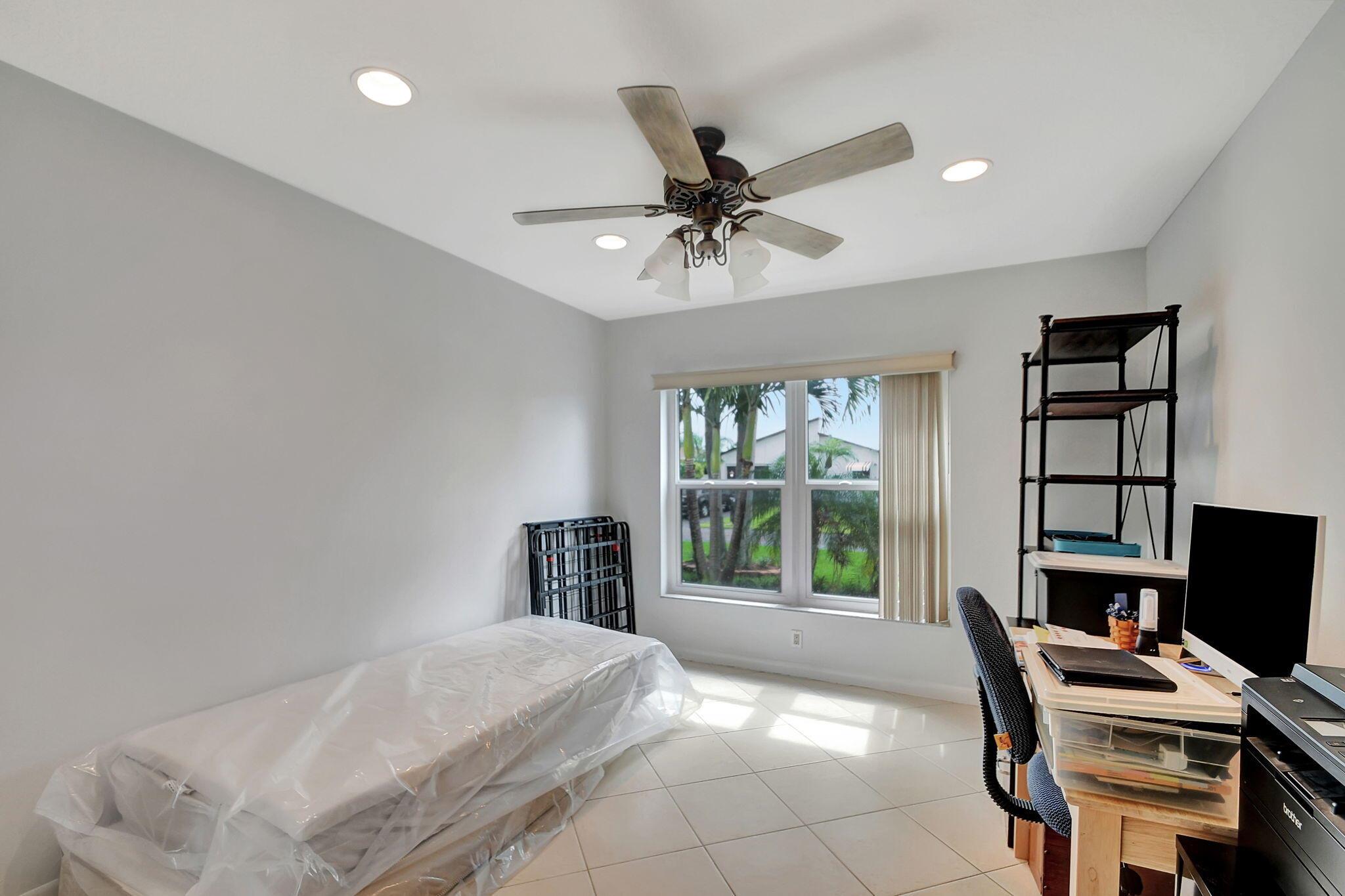 5558 Mirror Lakes Boulevard