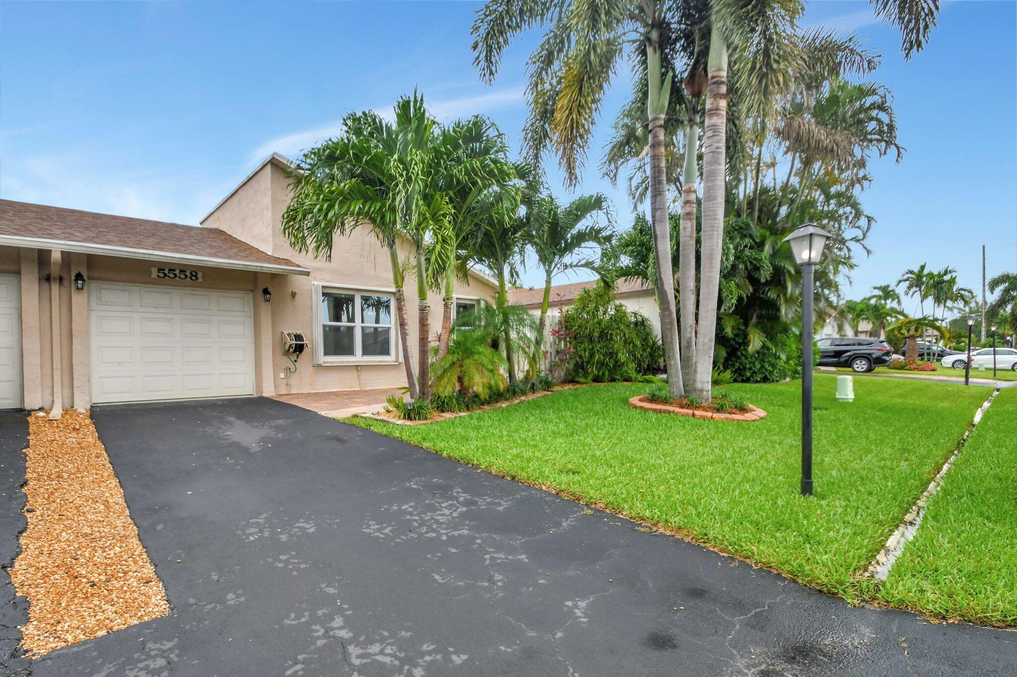 5558 Mirror Lakes Boulevard