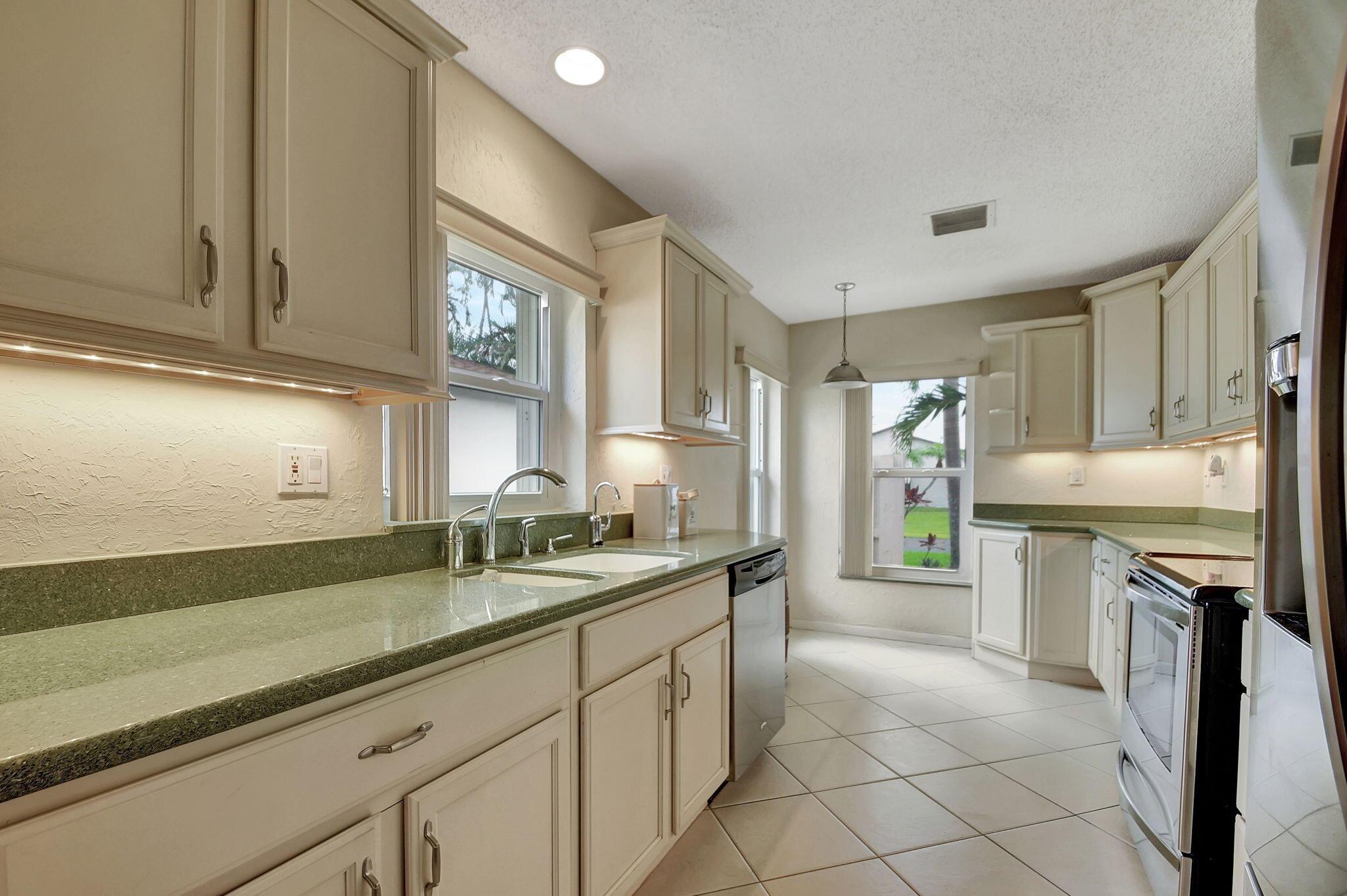 5558 Mirror Lakes Boulevard