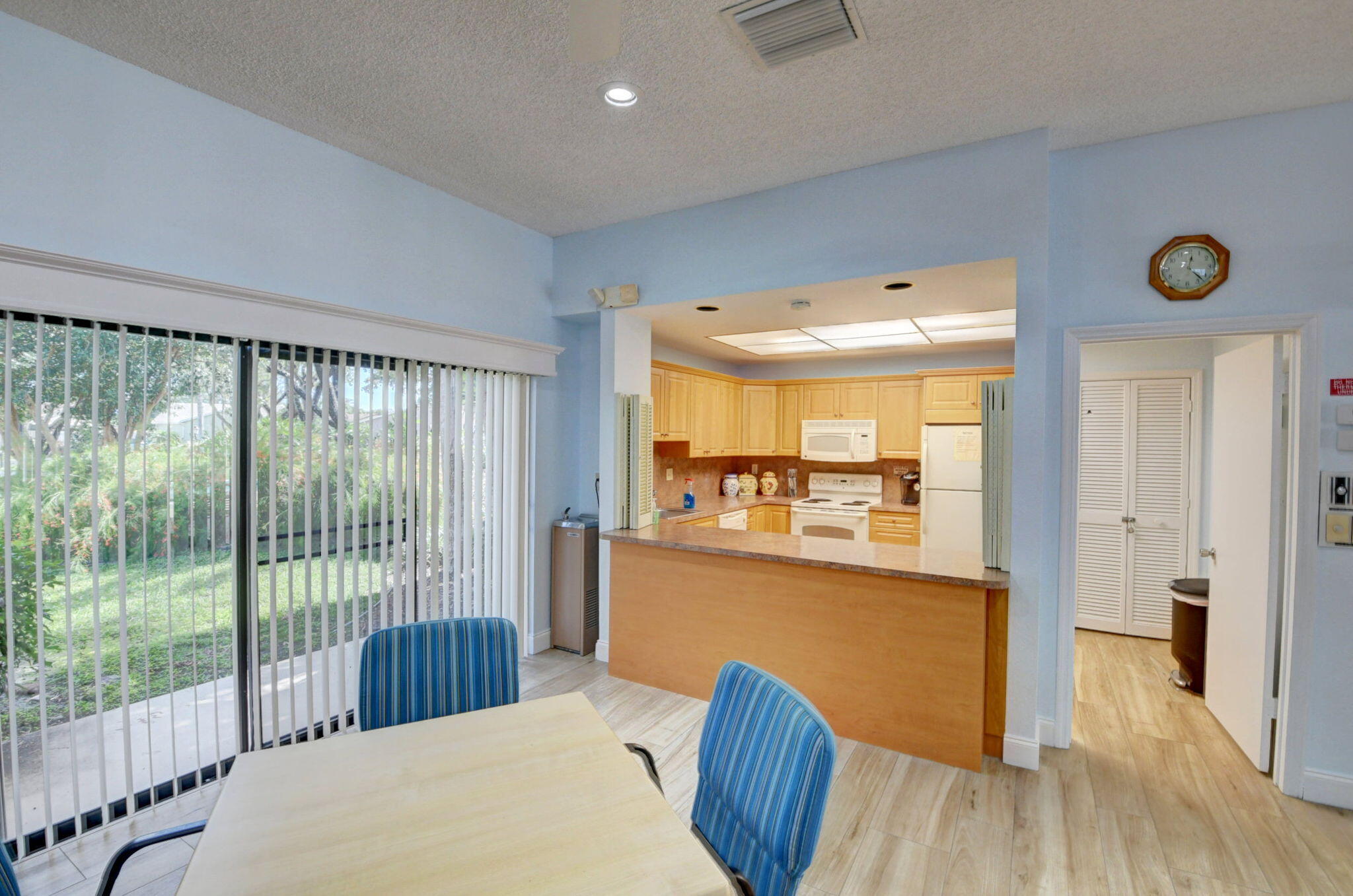 5558 Mirror Lakes Boulevard