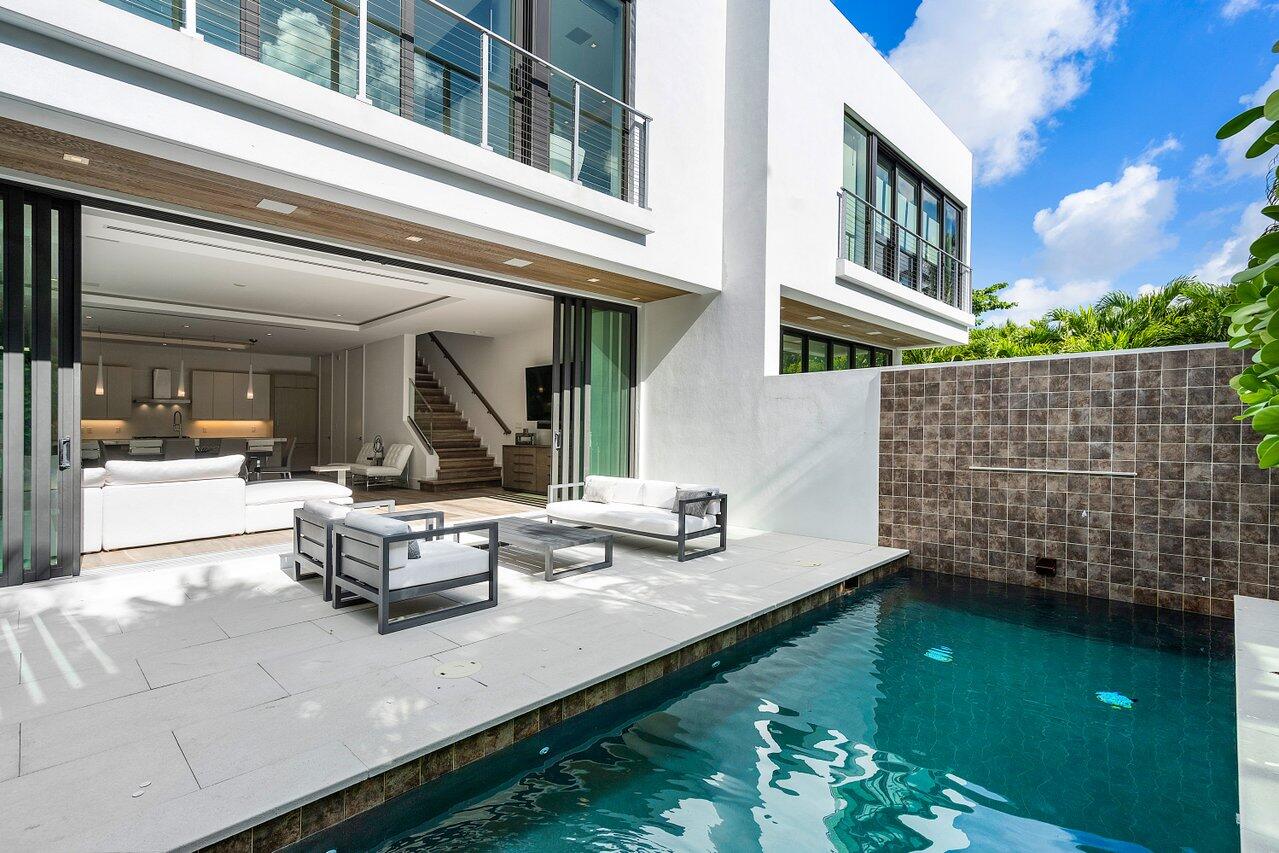 530 NE Wavecrest Way South