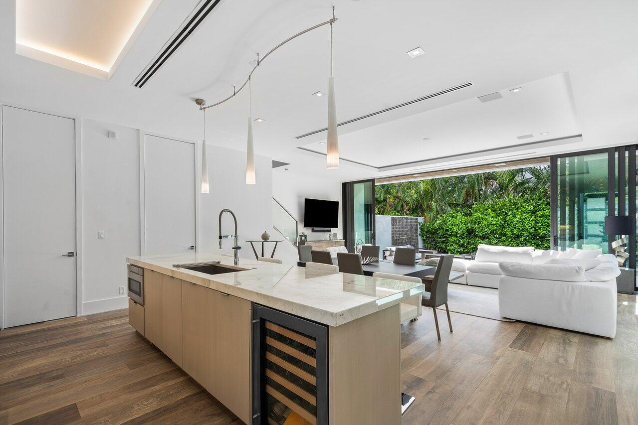 530 NE Wavecrest Way South