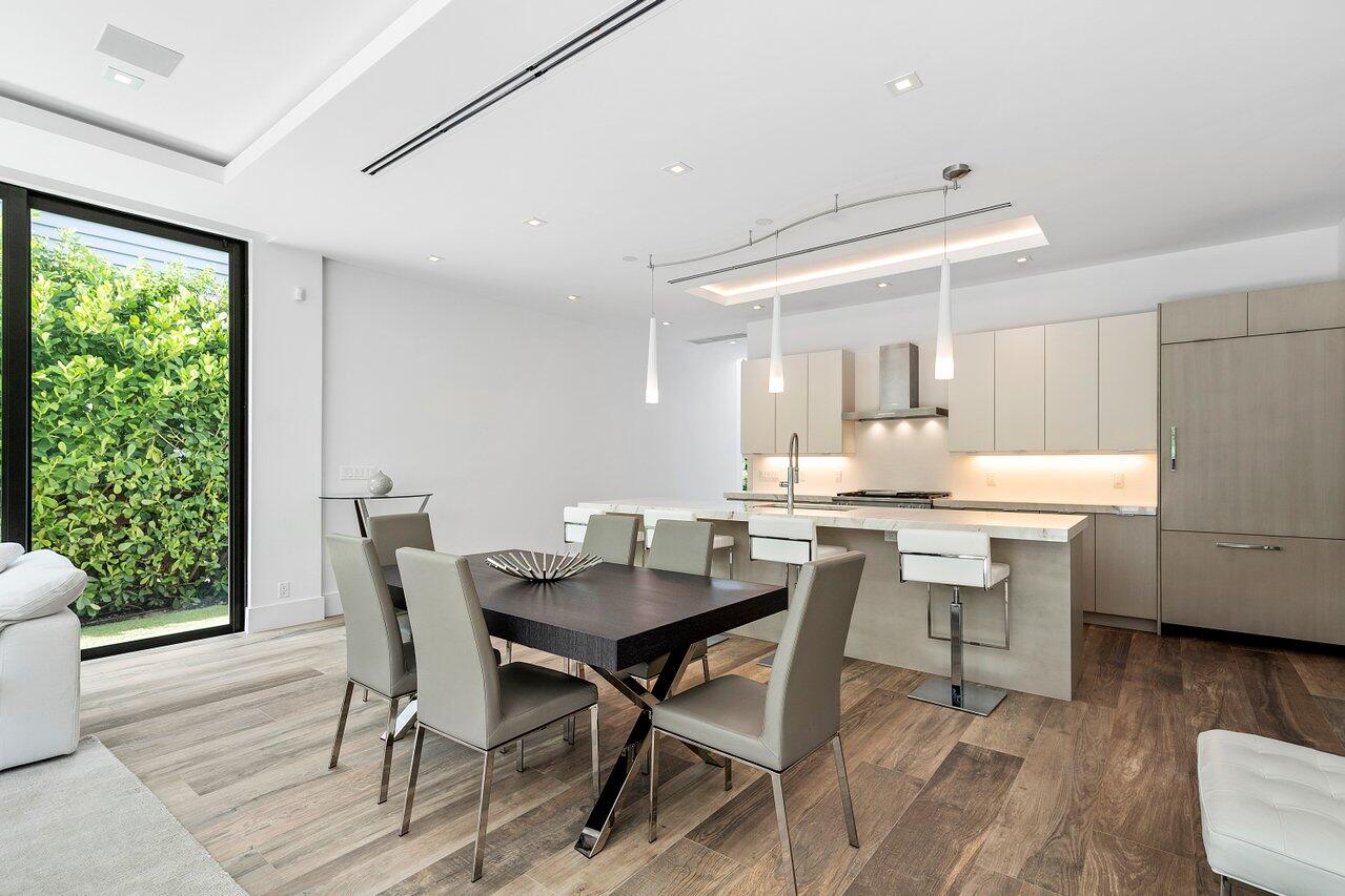 530 NE Wavecrest Way South