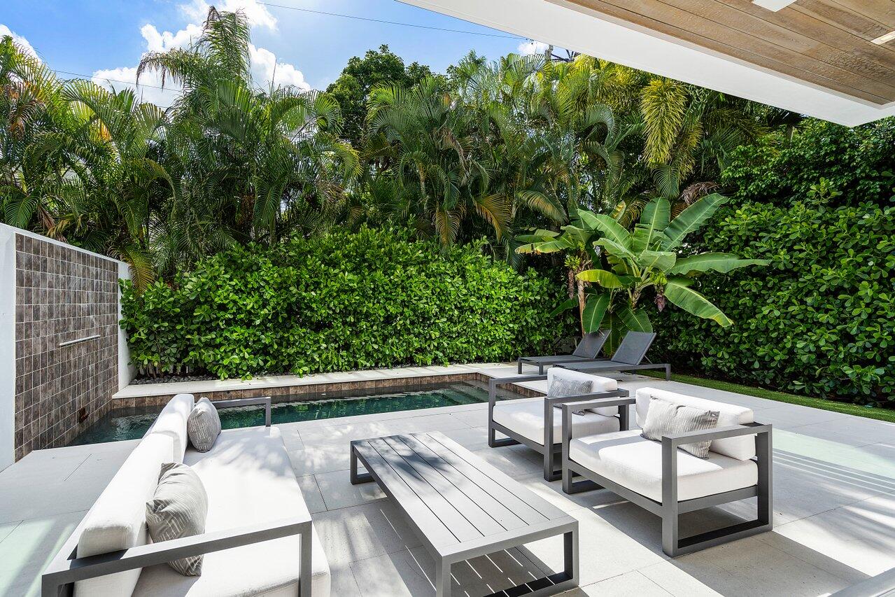 530 NE Wavecrest Way South