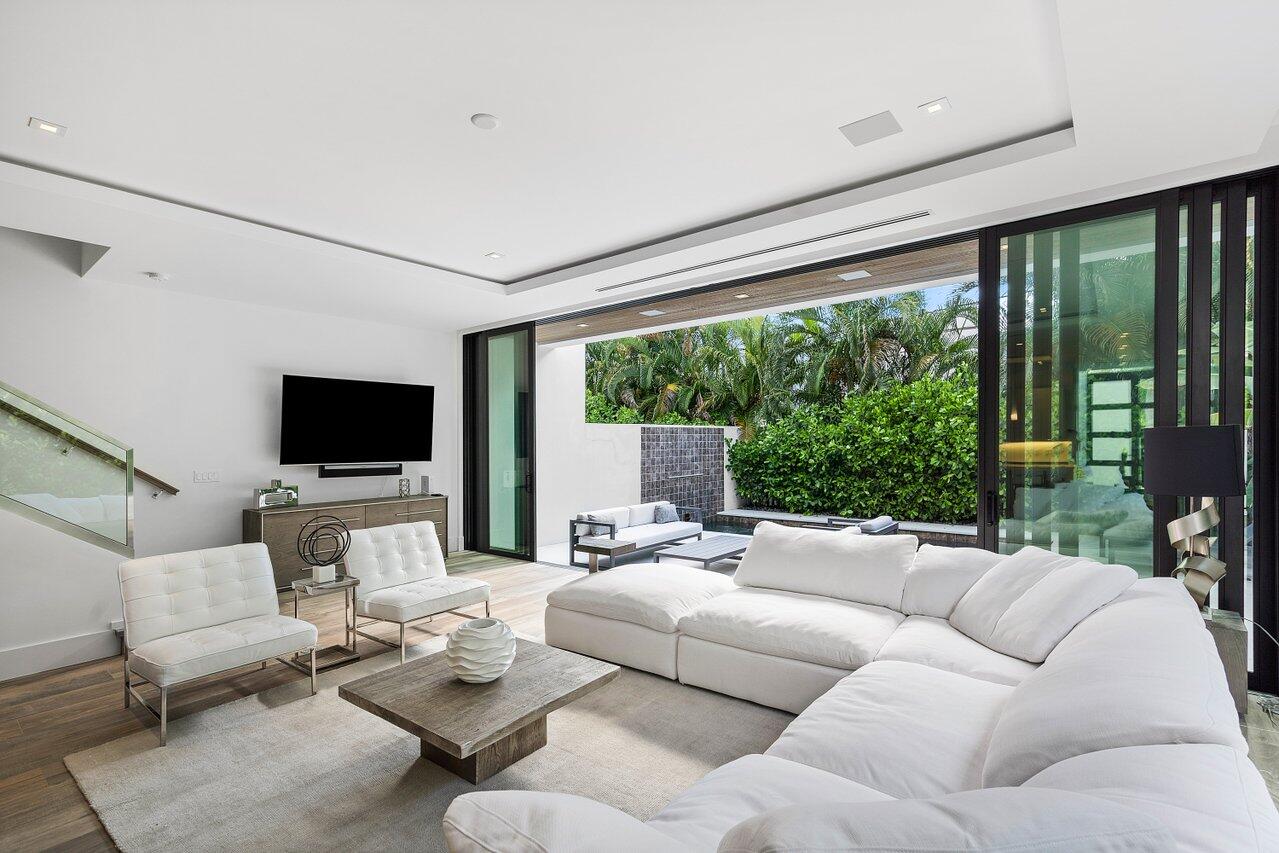 530 NE Wavecrest Way South