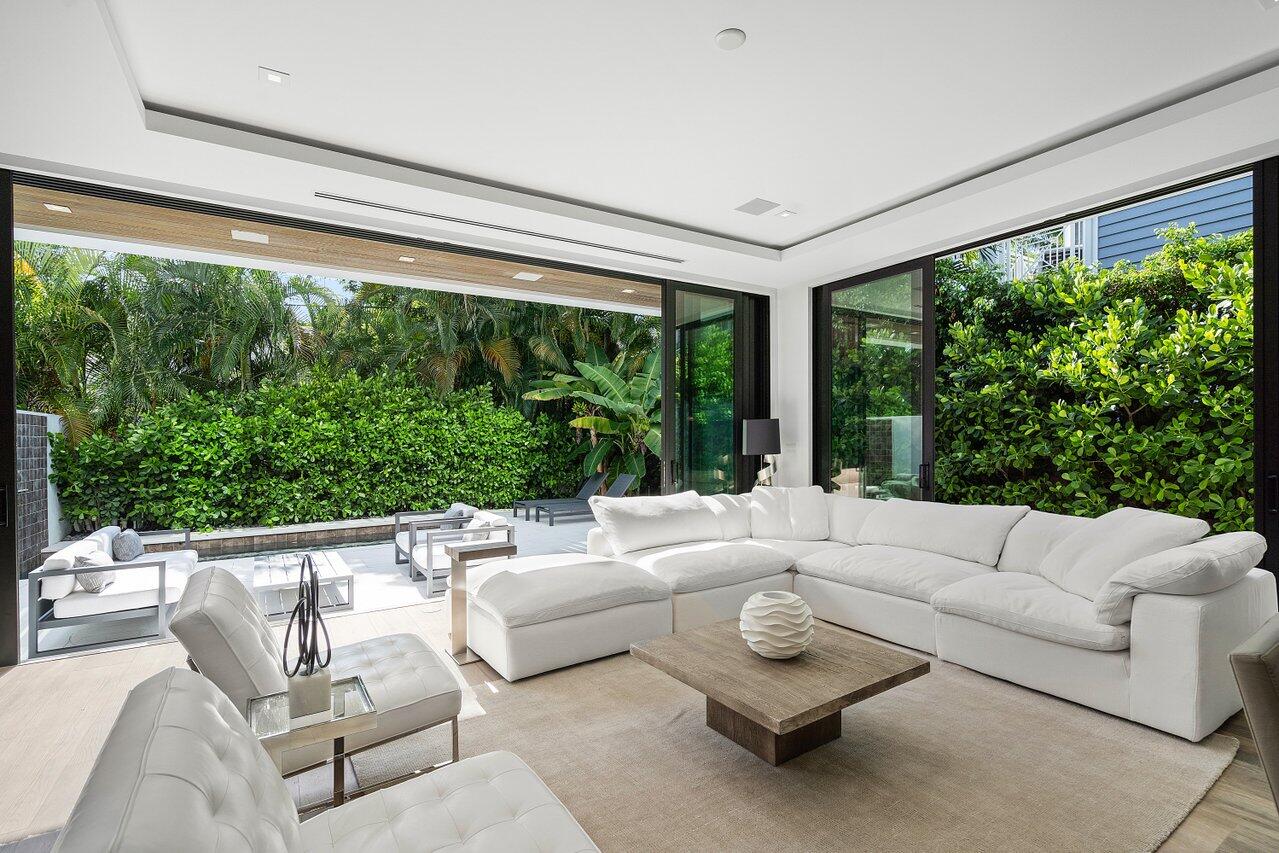 530 NE Wavecrest Way South