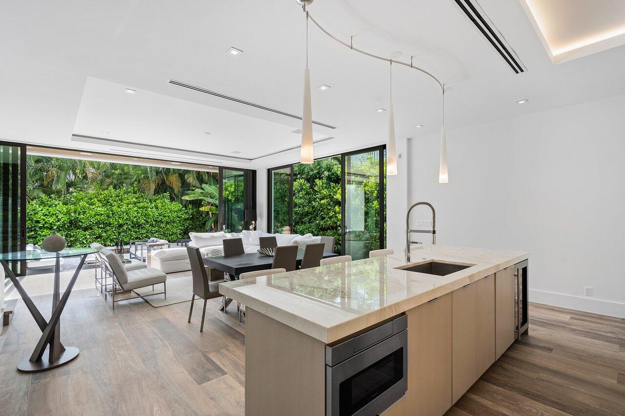 530 NE Wavecrest Way South