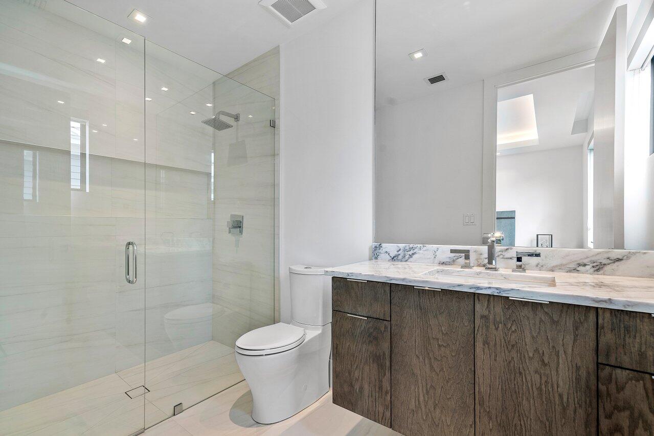 530 NE Wavecrest Way South