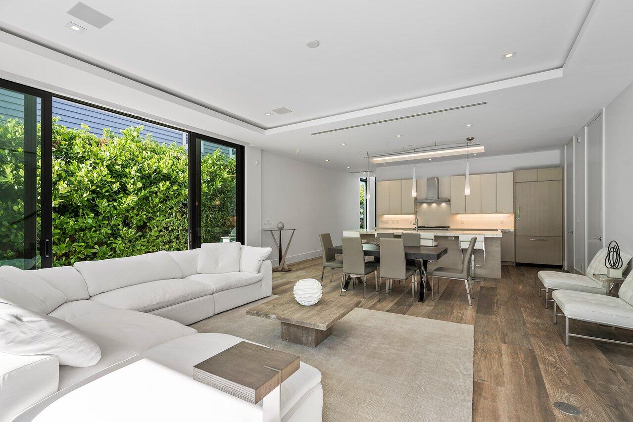 530 NE Wavecrest Way South