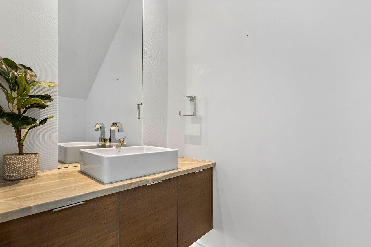 530 NE Wavecrest Way South