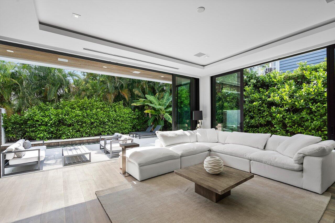 530 NE Wavecrest Way South