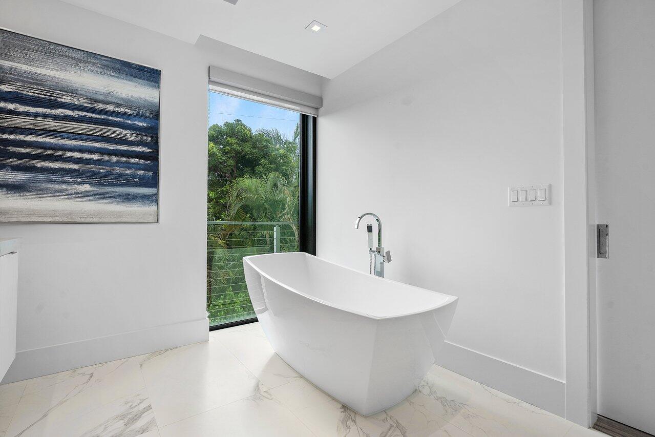 530 NE Wavecrest Way South