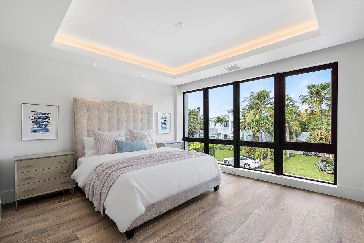 530 NE Wavecrest Way South