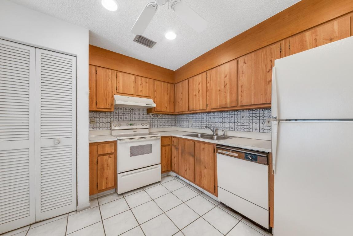 4942 Luqui Court 27a, West Palm Beach Unit: 27a