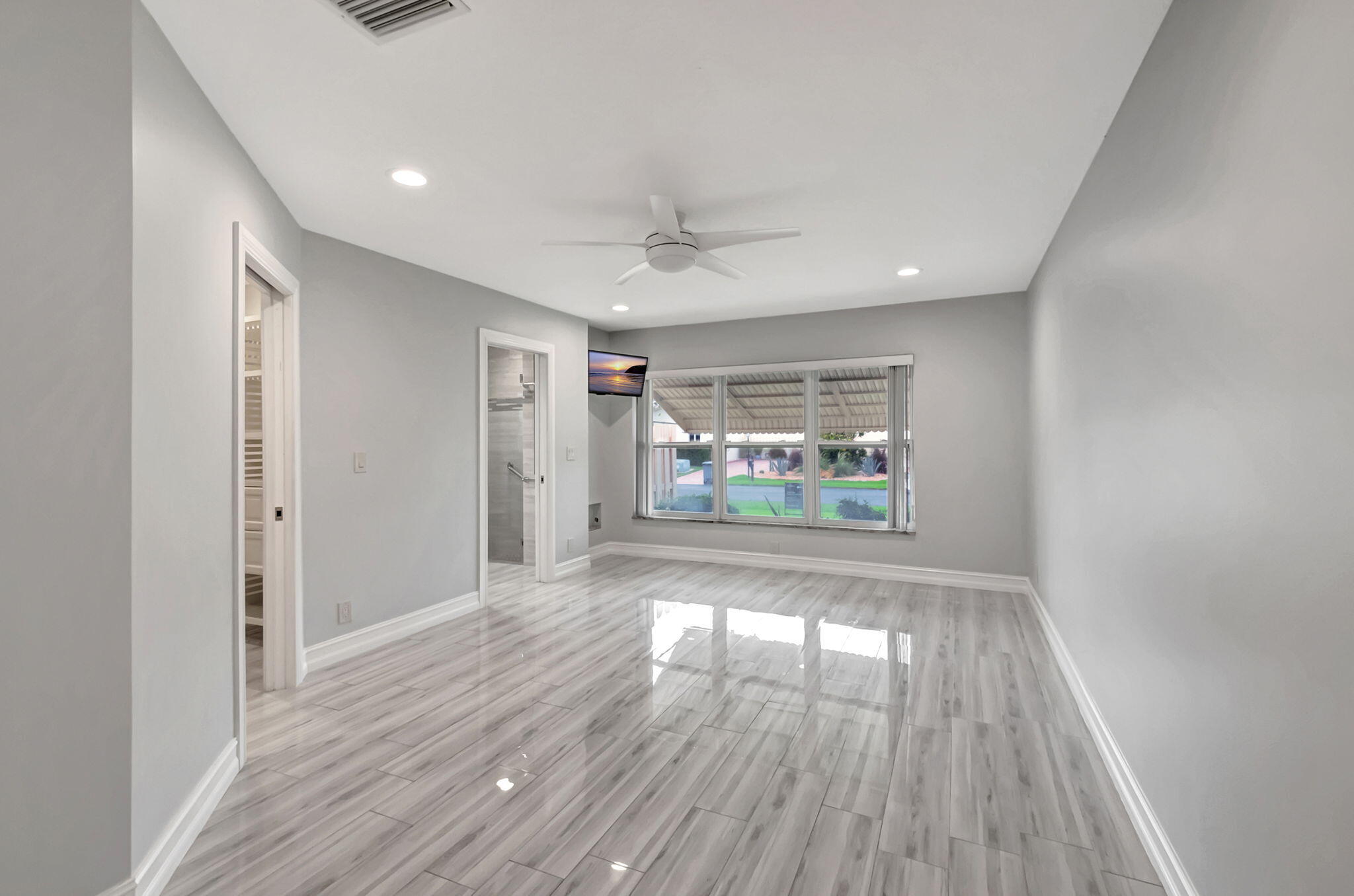 5846 Mirror Lakes Boulevard