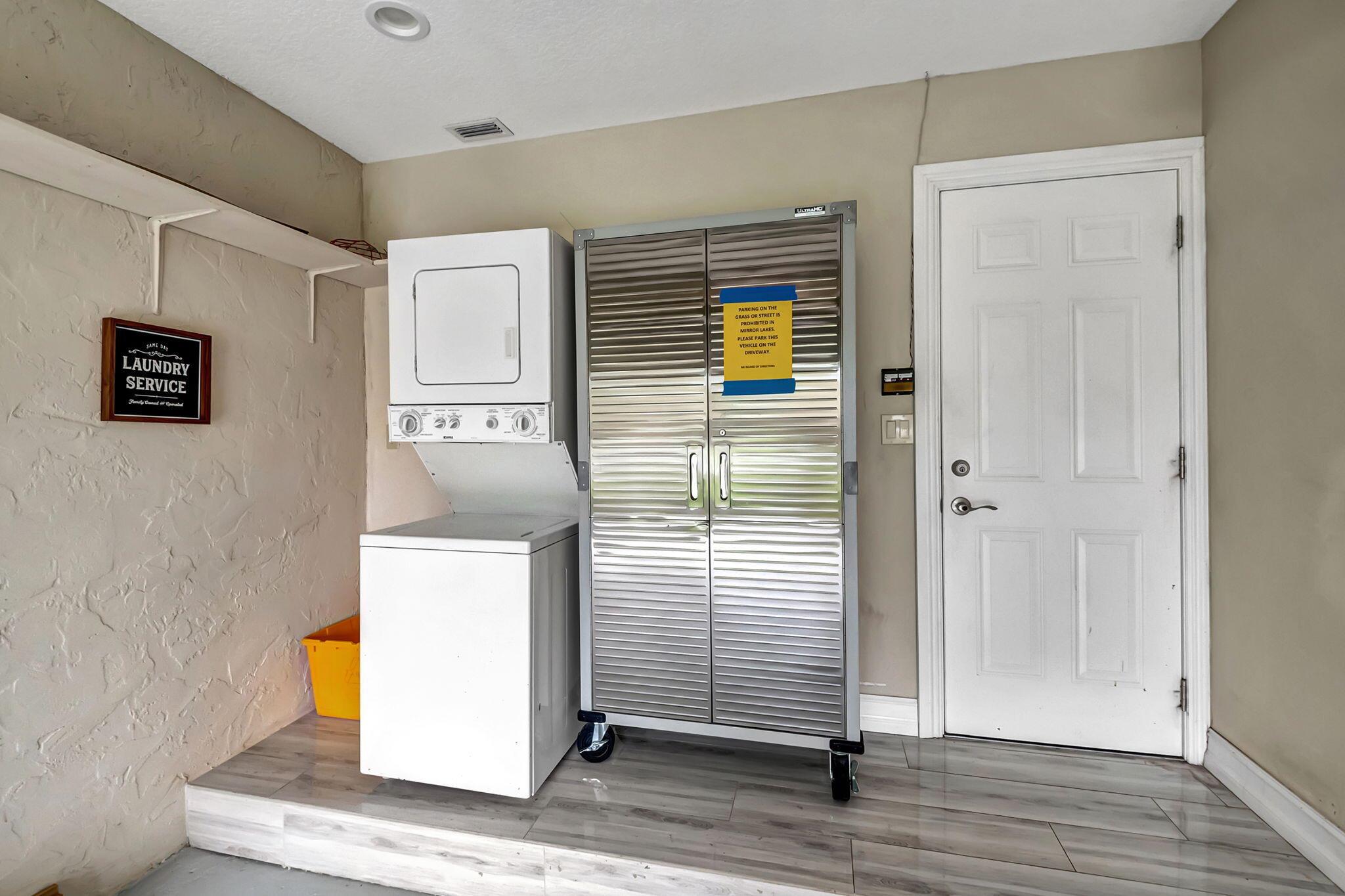 5846 Mirror Lakes Boulevard