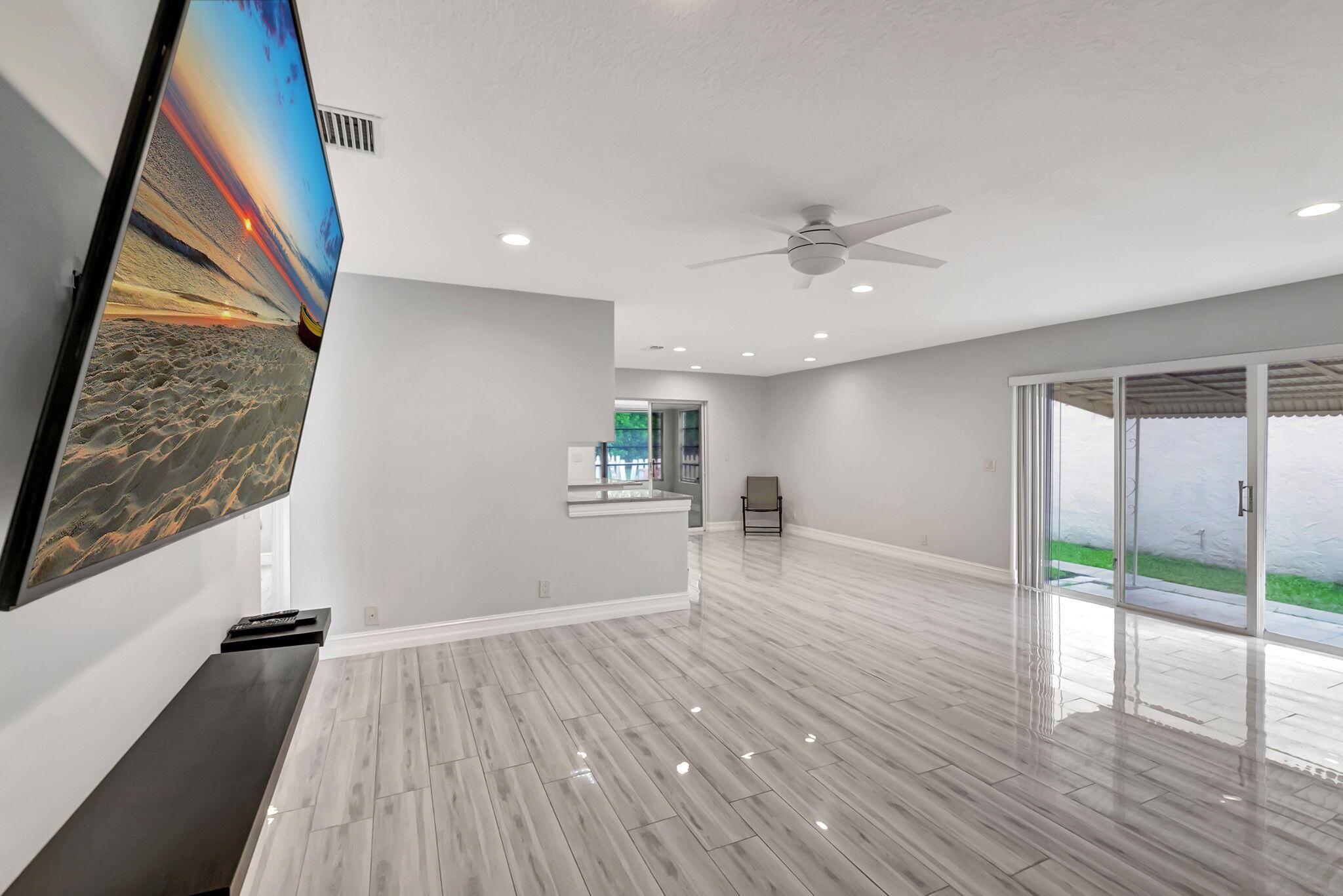 5846 Mirror Lakes Boulevard