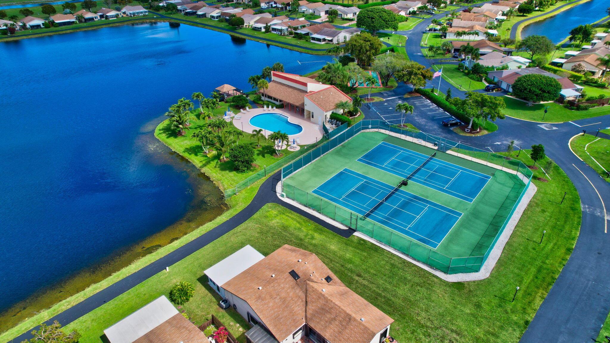 5846 Mirror Lakes Boulevard