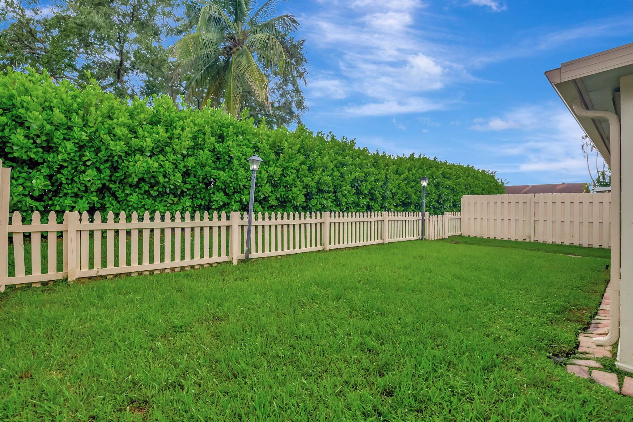 5846 Mirror Lakes Boulevard