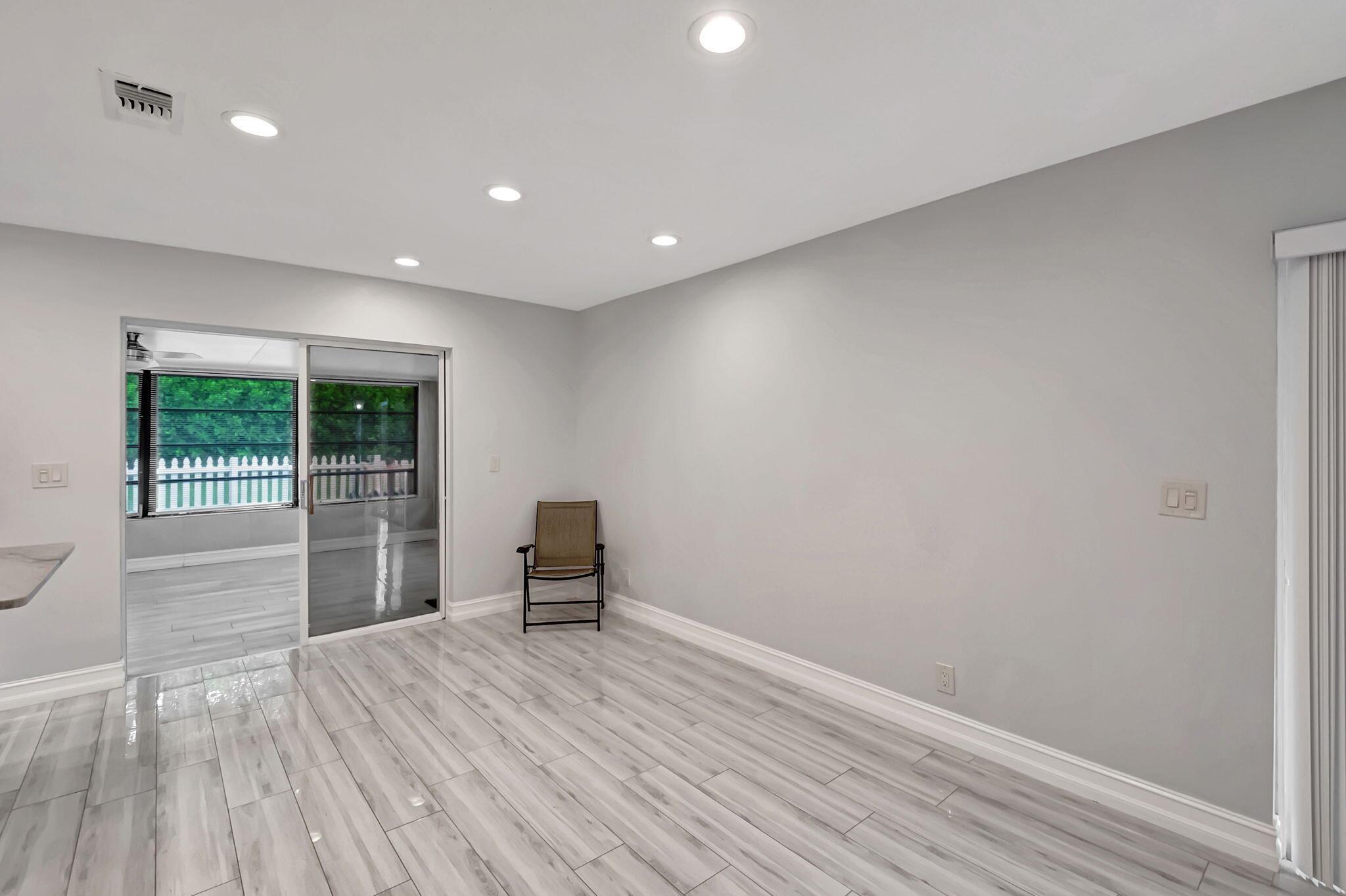 5846 Mirror Lakes Boulevard