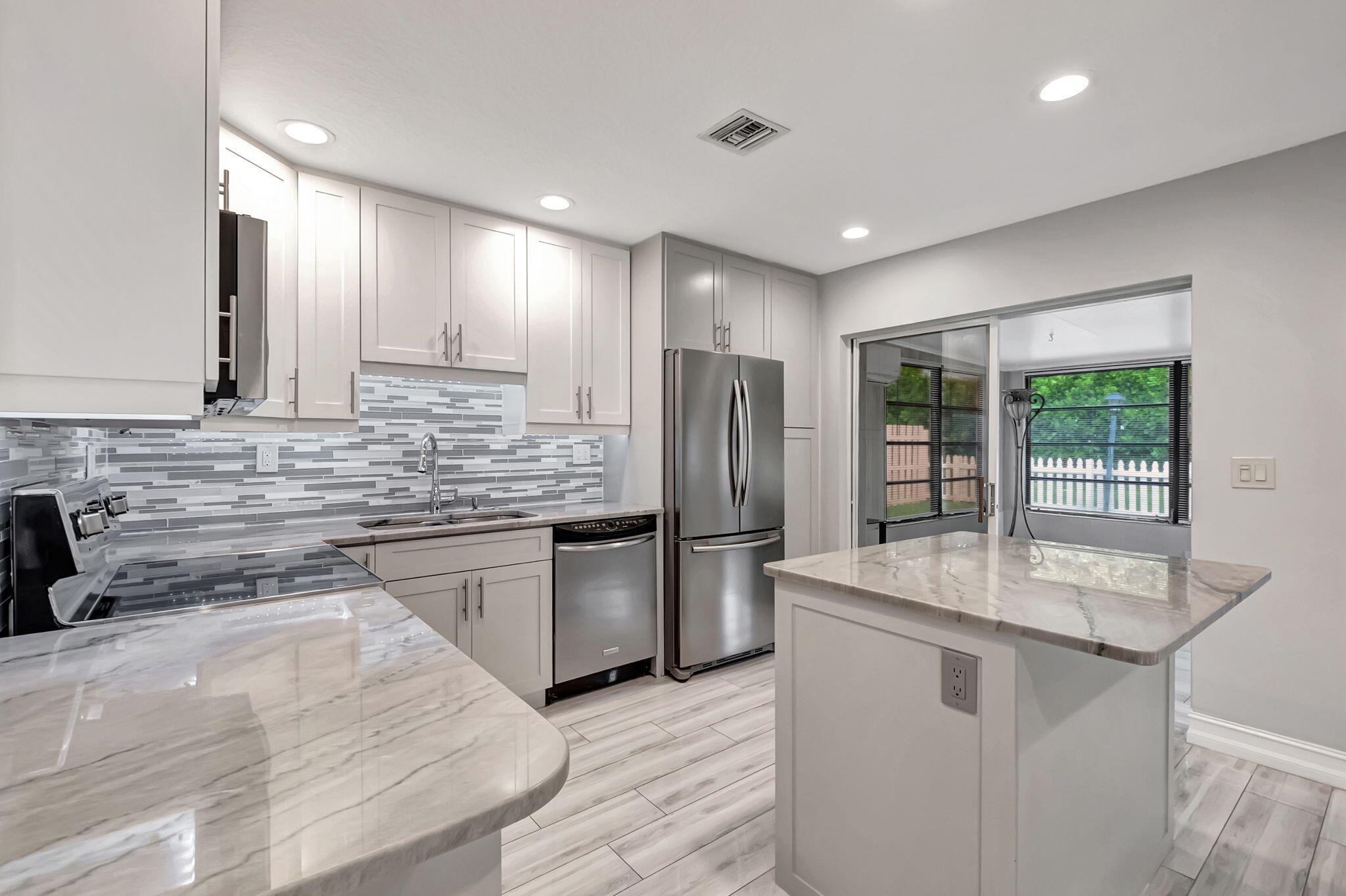 5846 Mirror Lakes Boulevard